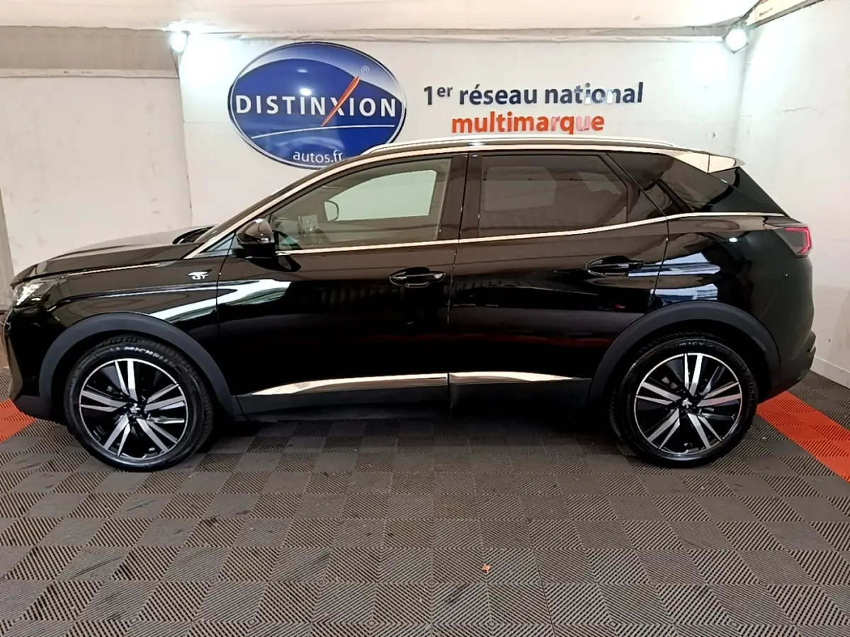 Peugeot 3008 PureTech 130 GT Pack noir, vue profil côté gauche, jantes alliage et toit contrasté blanc.