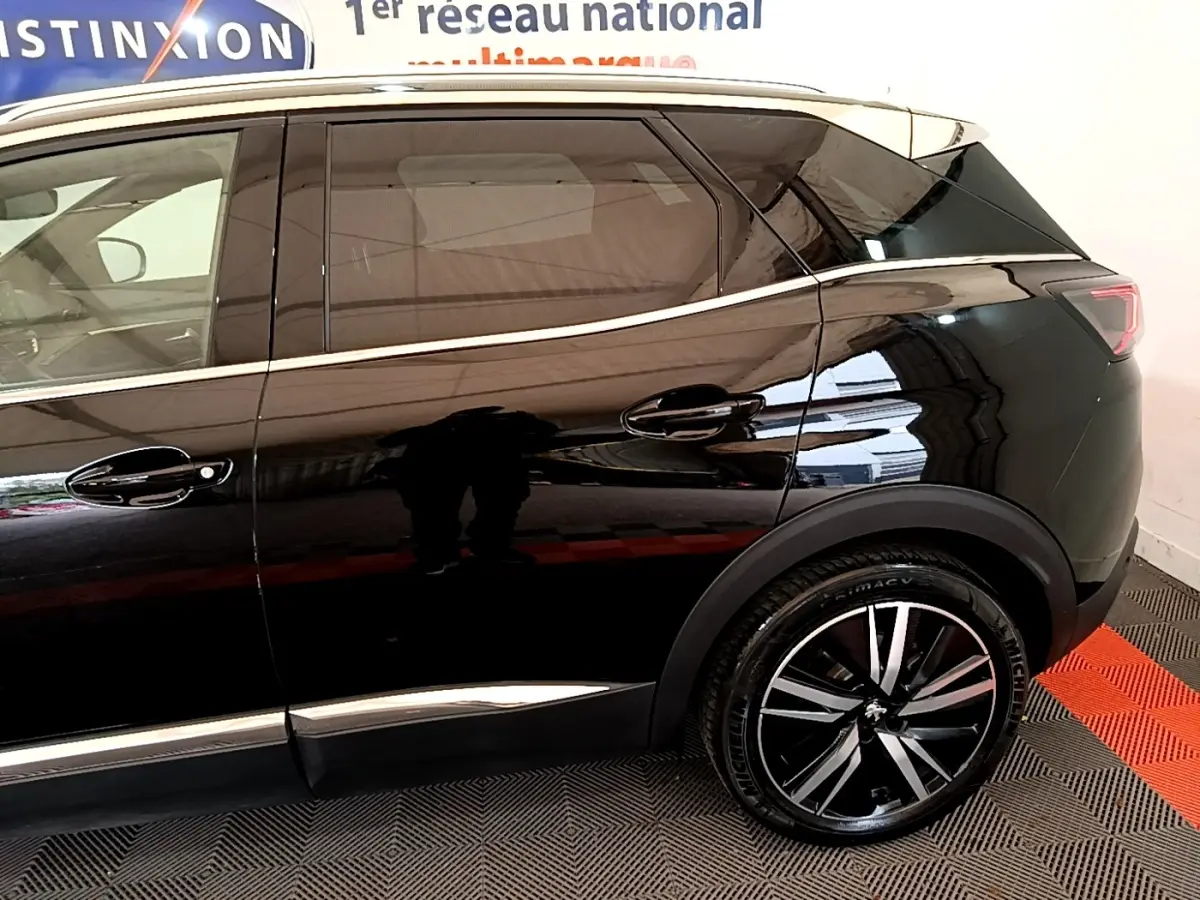 Vue latérale droite du Peugeot 3008 noir avec jante alliage et détails chromés sur les portes et les vitres.
