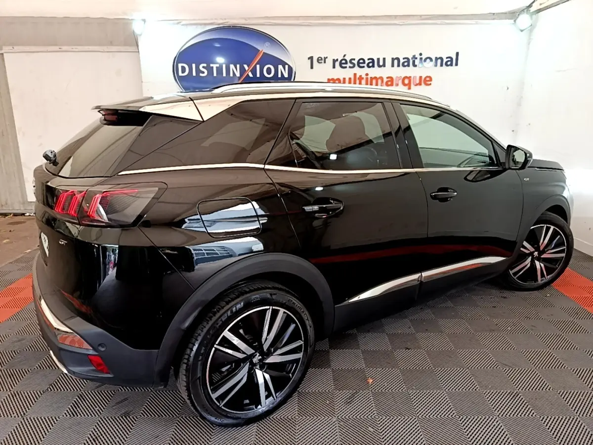 Peugeot 3008 GT Pack noir vue 3/4 arrière droit, jantes alliage noires et feux arrière LED distinctifs.