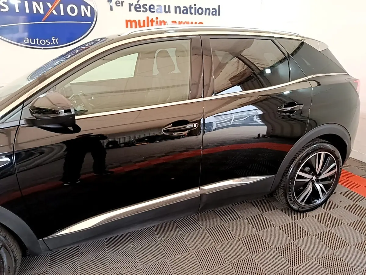 Profil droit du Peugeot 3008 noir 2022 avec jantes alliage et détails chromés sur les bas de caisse.