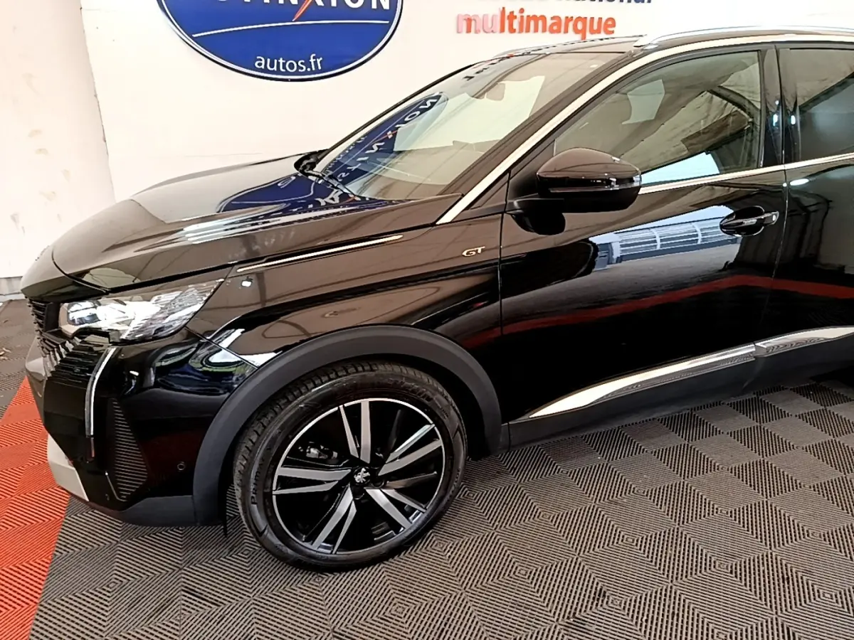 Vue 3/4 avant droit du Peugeot 3008 GT Pack noir brillant avec jantes alliage et détails chromés sur le bas de caisse.