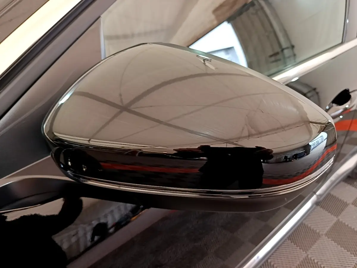 Gros plan sur le rétroviseur extérieur droit noir brillant du Peugeot 3008 GT Pack 2022, reflet d'intérieur visible.