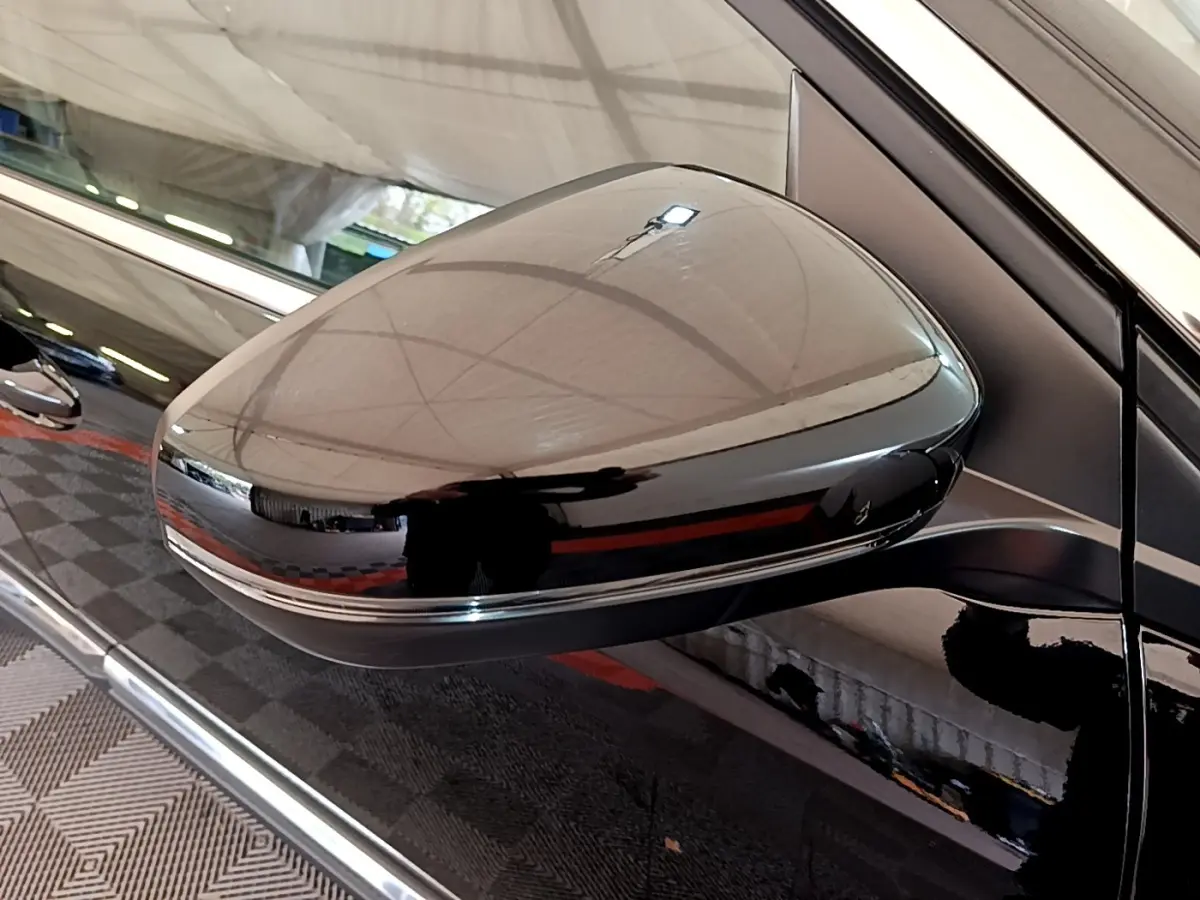 Rétroviseur côté gauche noir brillant du Peugeot 3008 GT Pack 2022 avec bande chromée, reflet intérieur visible.