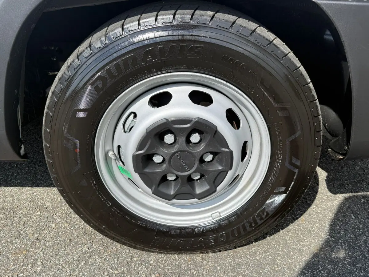 Gros plan sur la roue avant droite du fourgon blanc Iveco Daily 35S18 2026 avec jante acier grise et pneu Bridgestone.