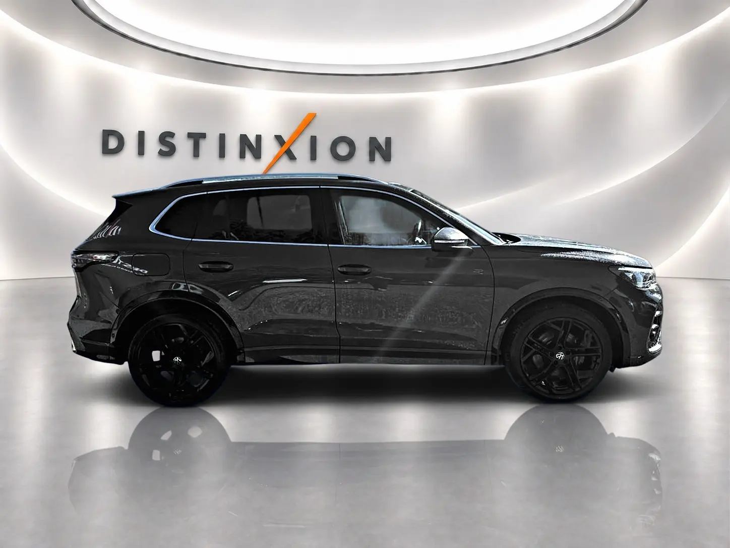 Volkswagen Tiguan 2.0 TDI R-Line gris dauphin vu de profil droit avec jantes noires et toit panoramique.