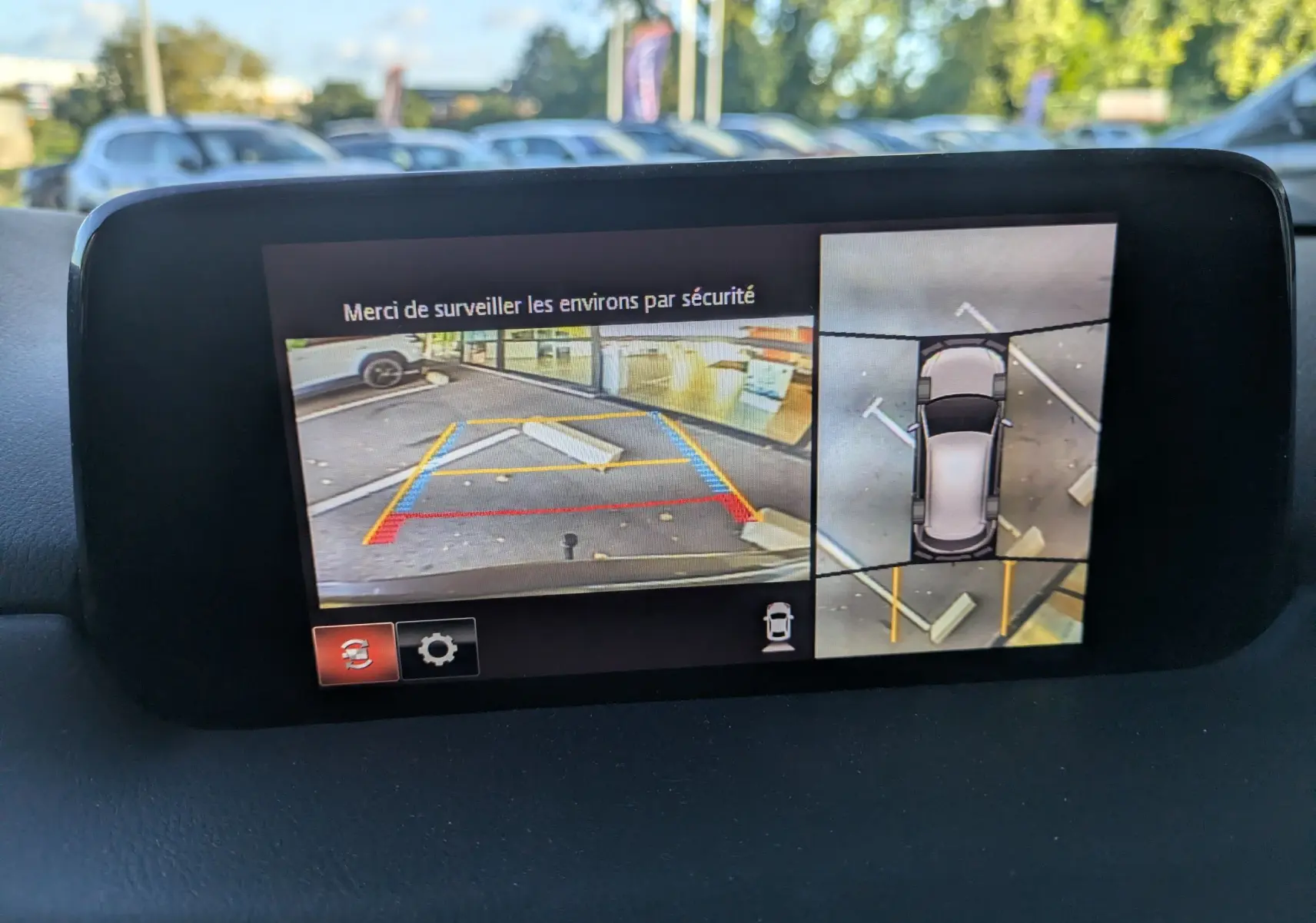 Écran intérieur du Mazda CX-5 2020 gris montrant la caméra de recul et la vue 360° du stationnement arrière.