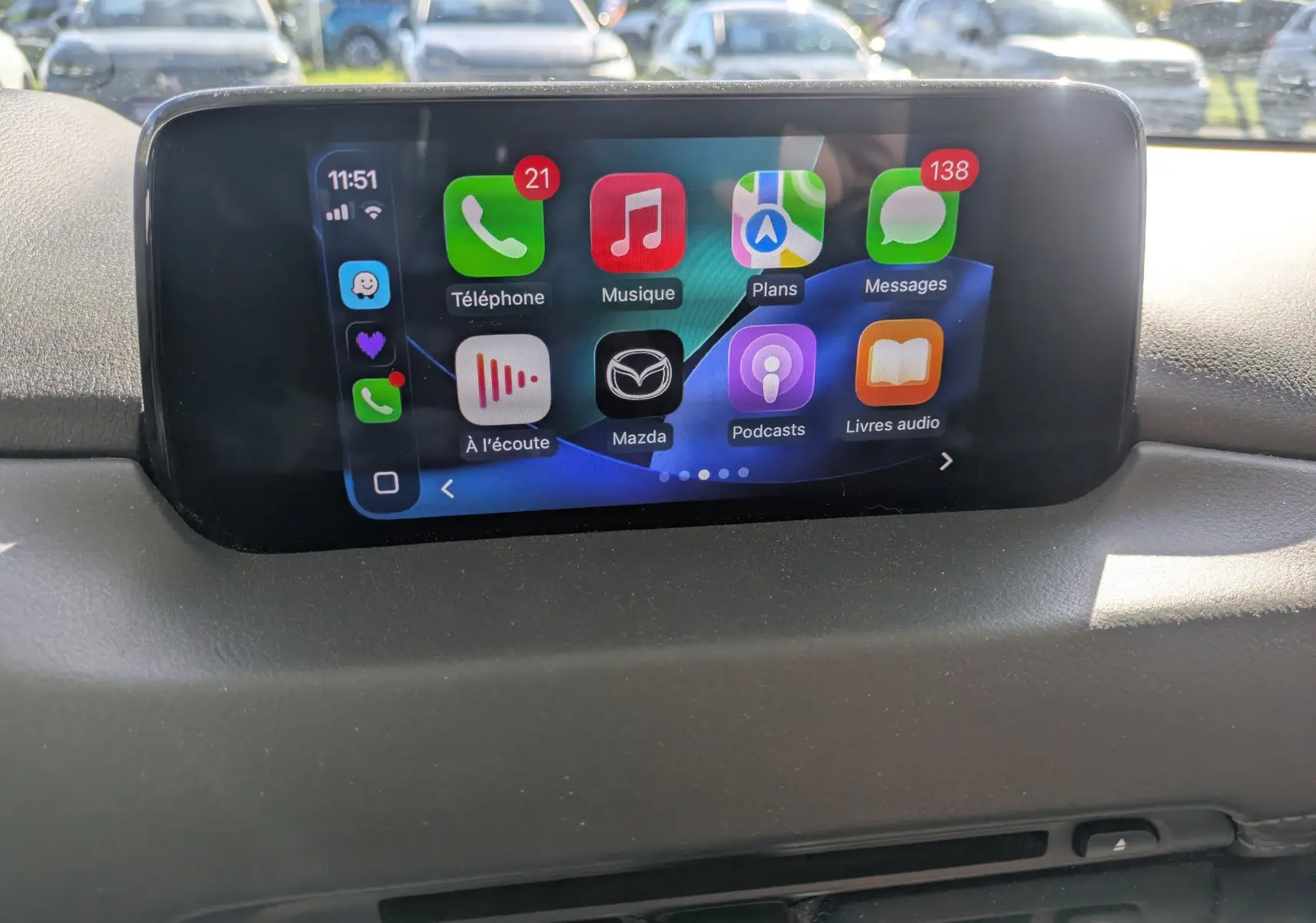 Écran tactile central du Mazda CX-5 2020 affichant les applications Apple CarPlay dans un intérieur gris.