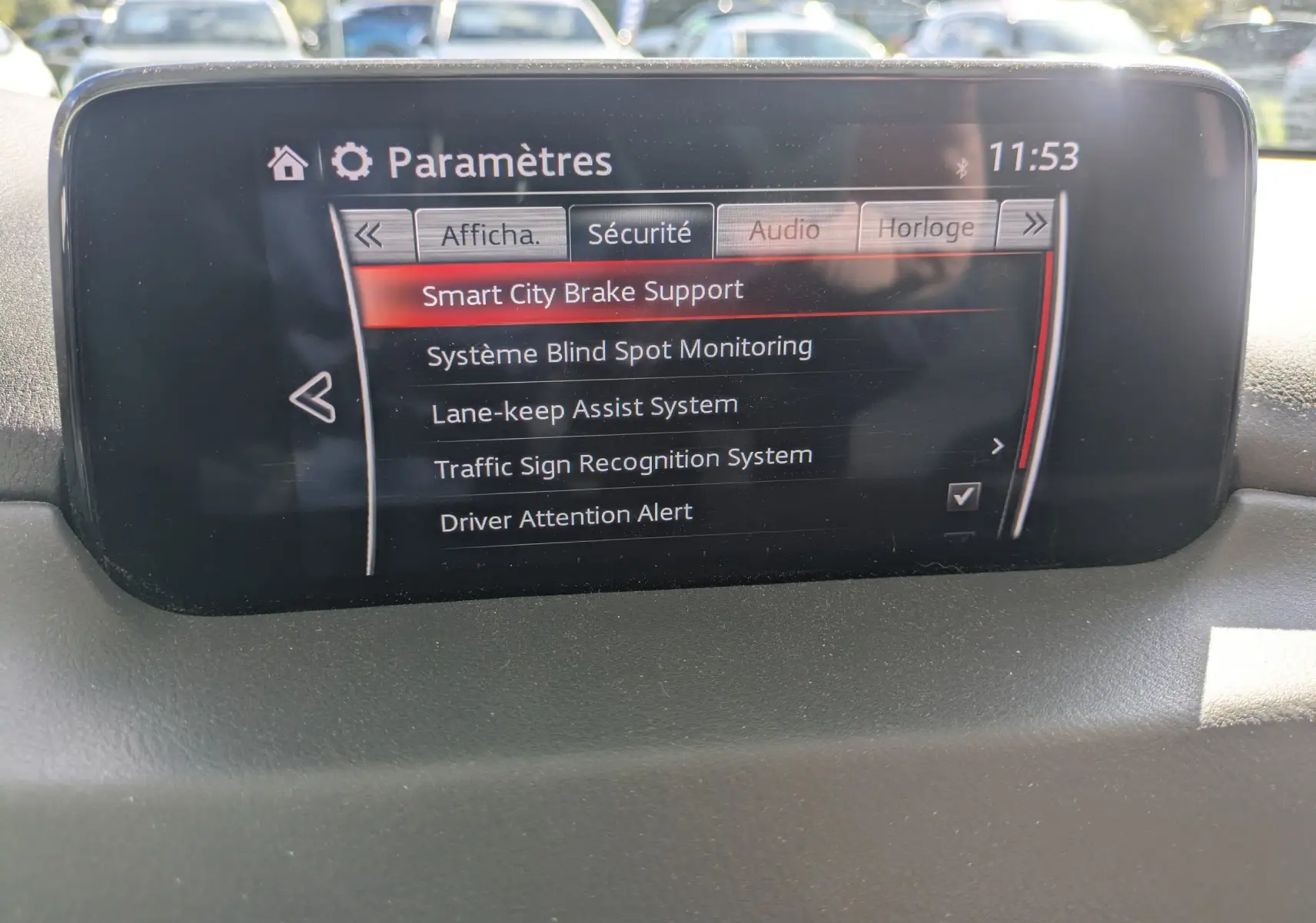 Écran central du tableau de bord du Mazda CX-5 2020 affichant les options de sécurité du système d'aide à la conduite.