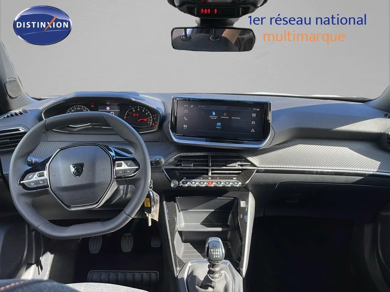 Vue intérieure frontale du Peugeot 2008 blanc Okenite, mettant en valeur le volant compact et l'écran tactile central.