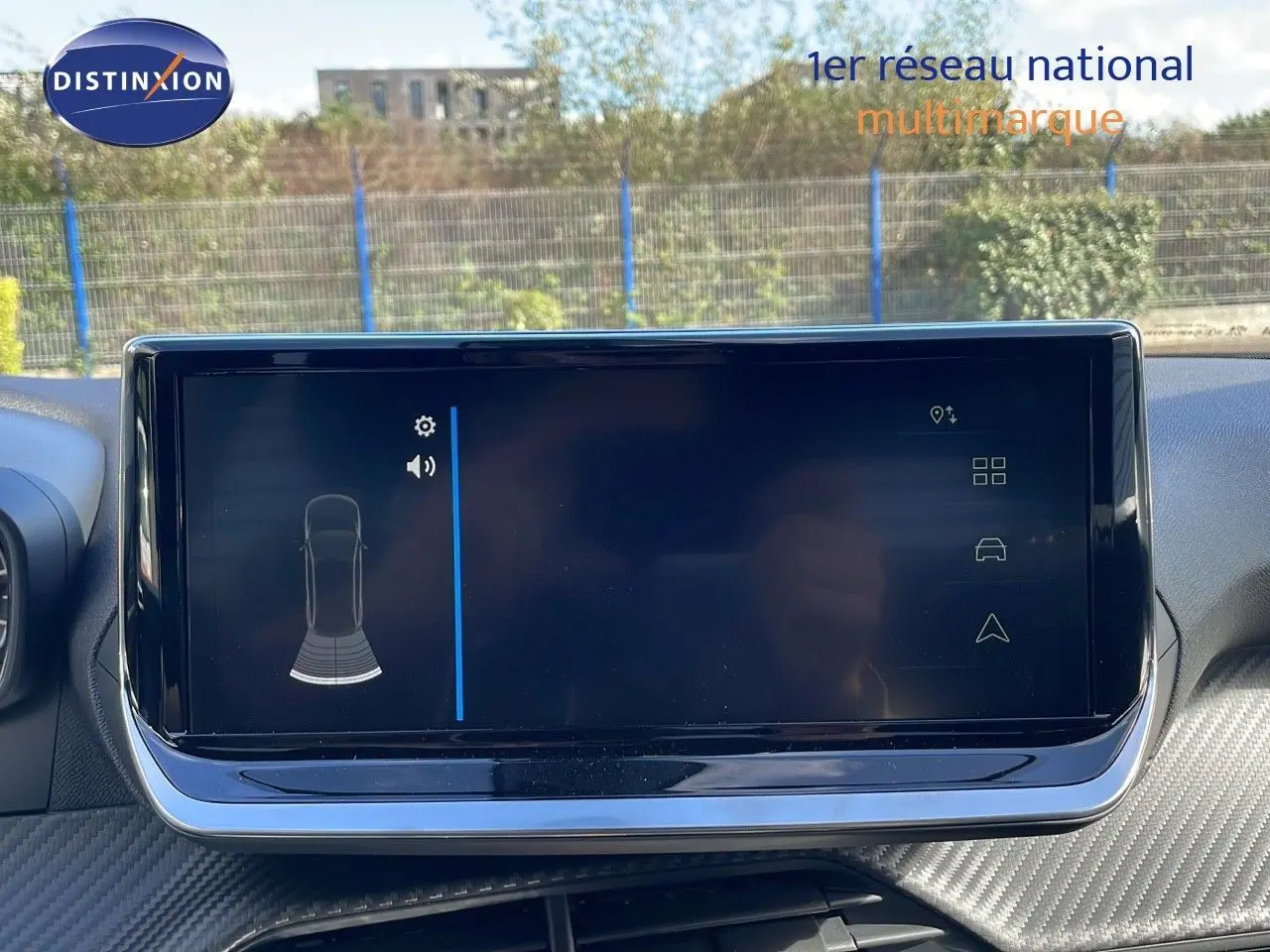 Écran tactile central du tableau de bord du Peugeot 2008 2025, avec finition style et détails en carbone.