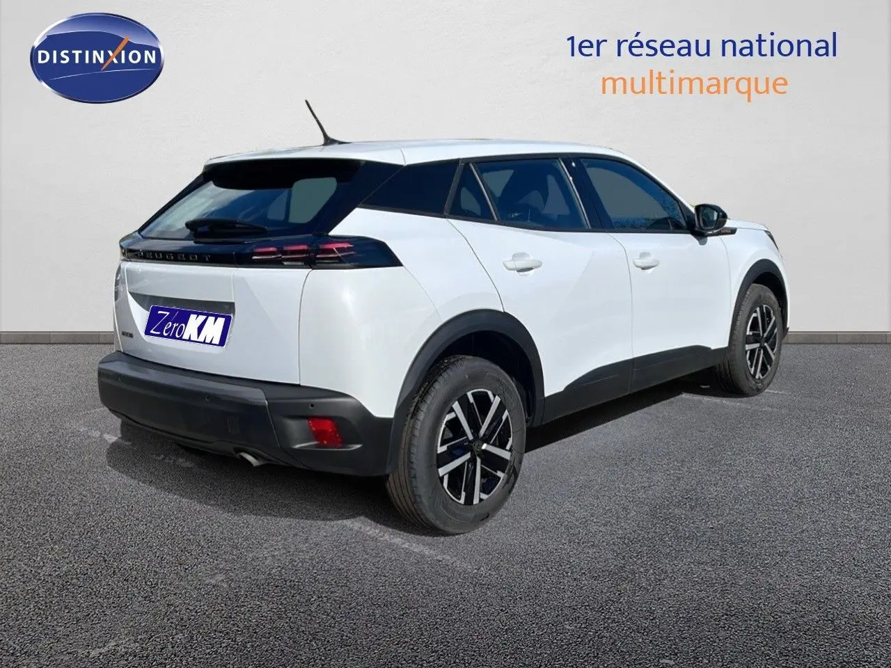 Peugeot 2008 blanc Okenite métal en vue 3/4 arrière droit, soulignant ses feux LED et jantes noires.