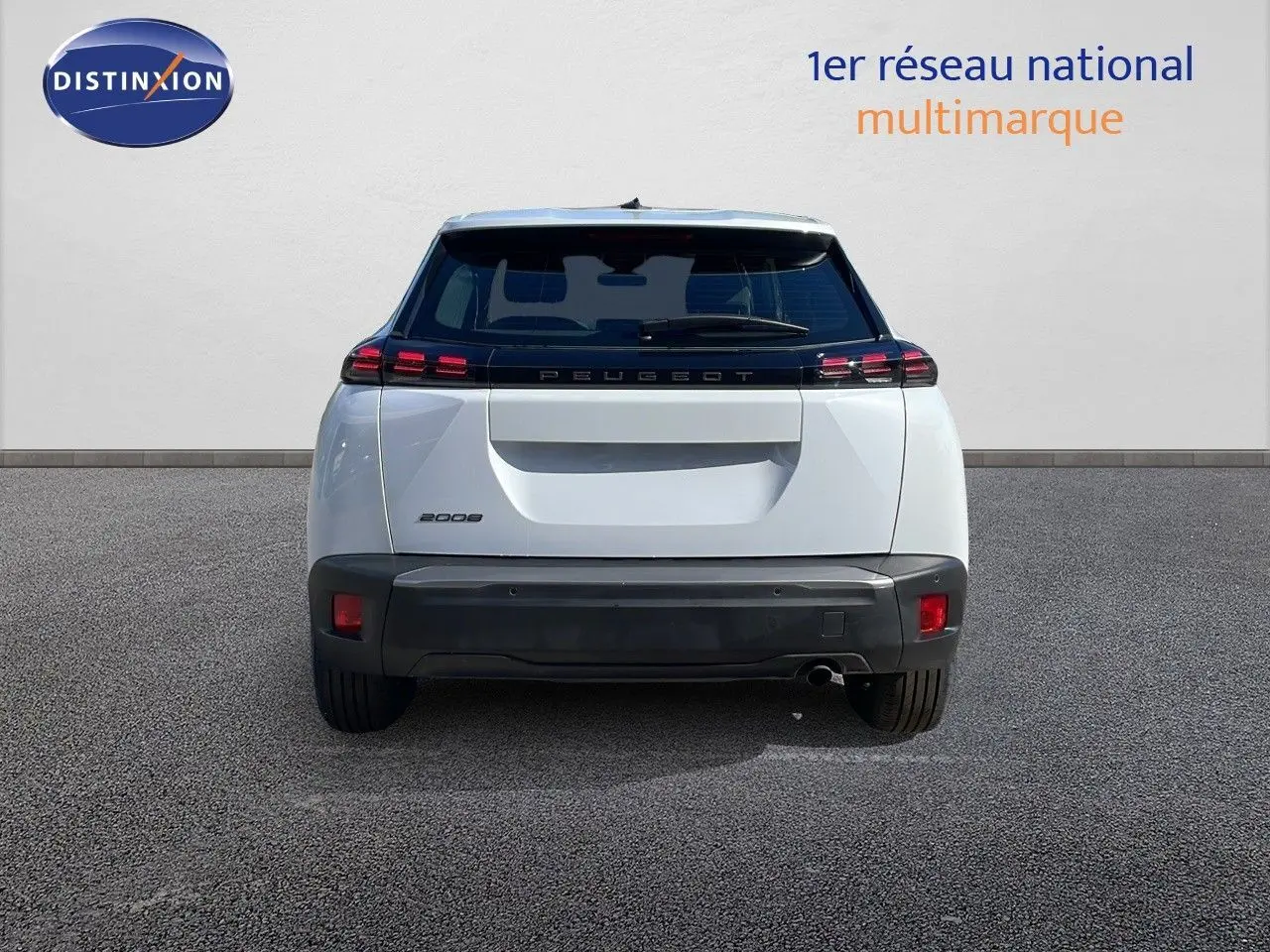 Vue arrière d'un Peugeot 2008 blanc Okenite Metal avec feux LED et hayon fermé sur sol gris.