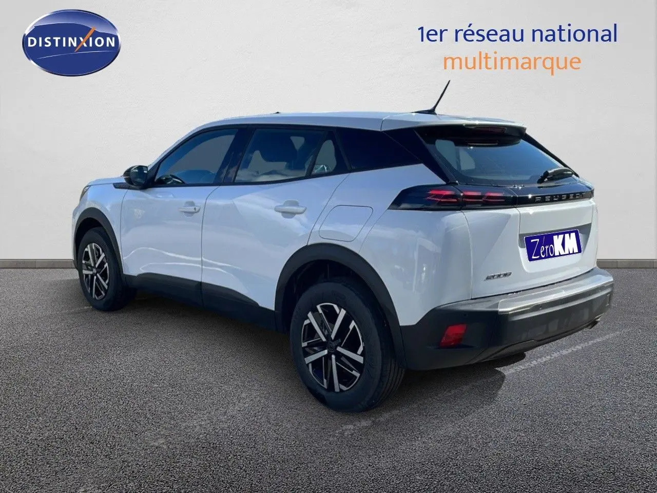 Peugeot 2008 blanc Okenite métal vu de trois quarts arrière côté gauche avec jantes noires et toit noir.