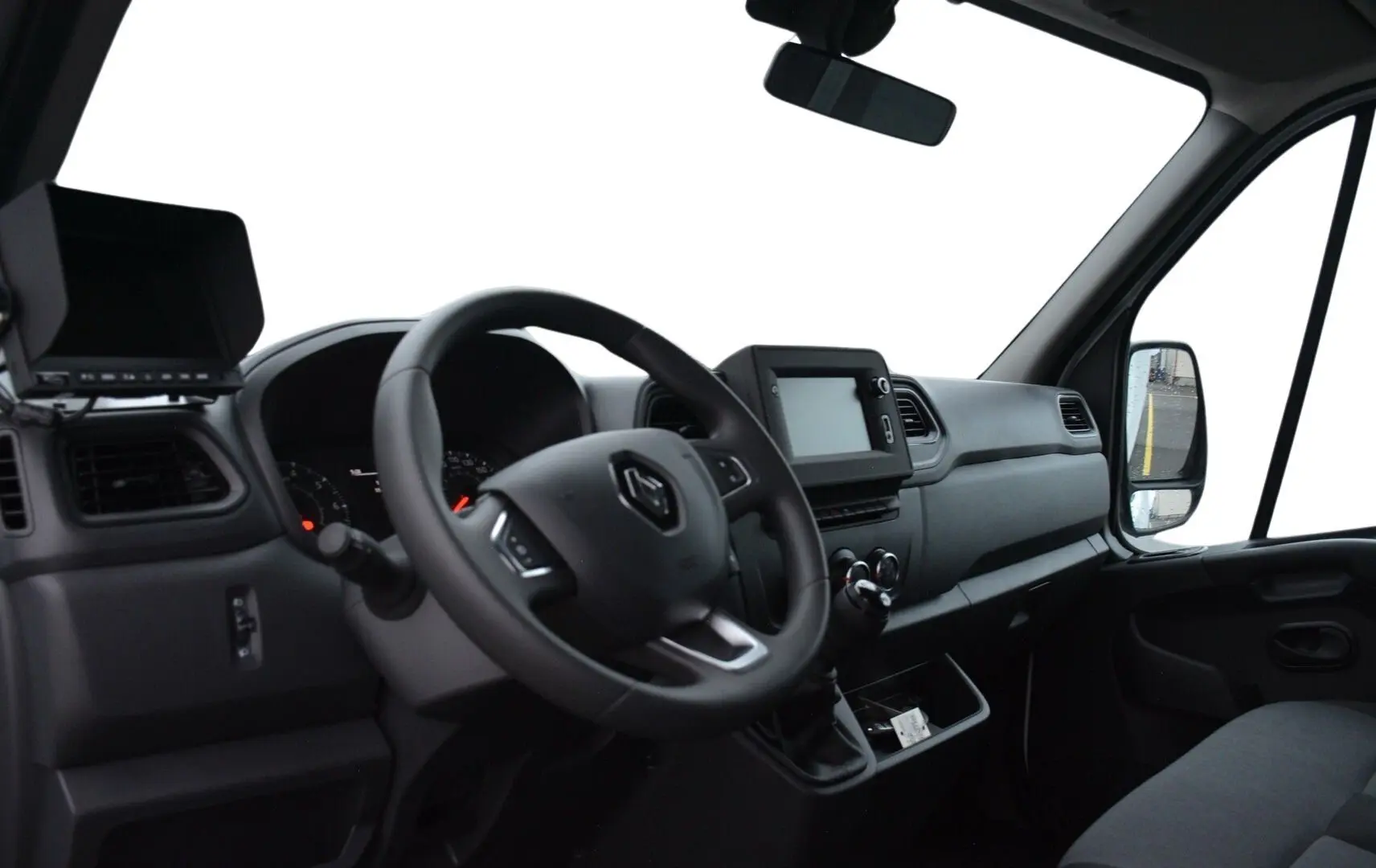 Vue intérieure côté conducteur du Renault Master Plancher Cabine 2024, tableau de bord et volant noirs visibles.