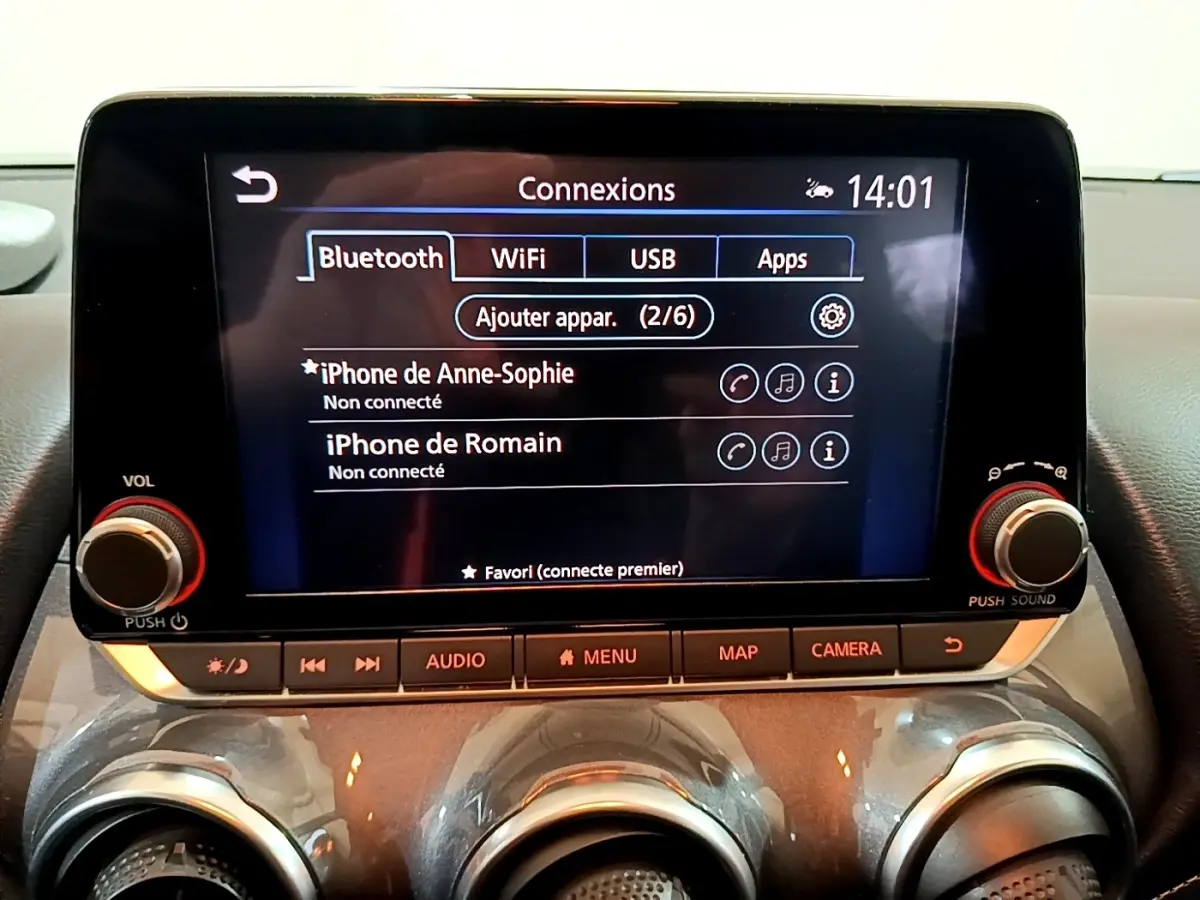 Écran tactile central du tableau de bord du Nissan Juke Hybrid 2022 affichant les connexions Bluetooth.