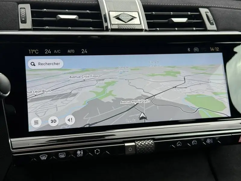 Vue rapprochée de l’écran tactile du GPS dans le tableau de bord du DS7 E-TENSE gris 2024, affichant une carte en mode 3D.