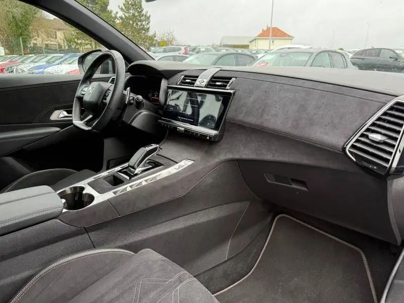 Vue intérieure côté conducteur du DS7 E-TENSE 225ch gris 2024, tableau de bord avec écran tactile et finitions en alcantara.
