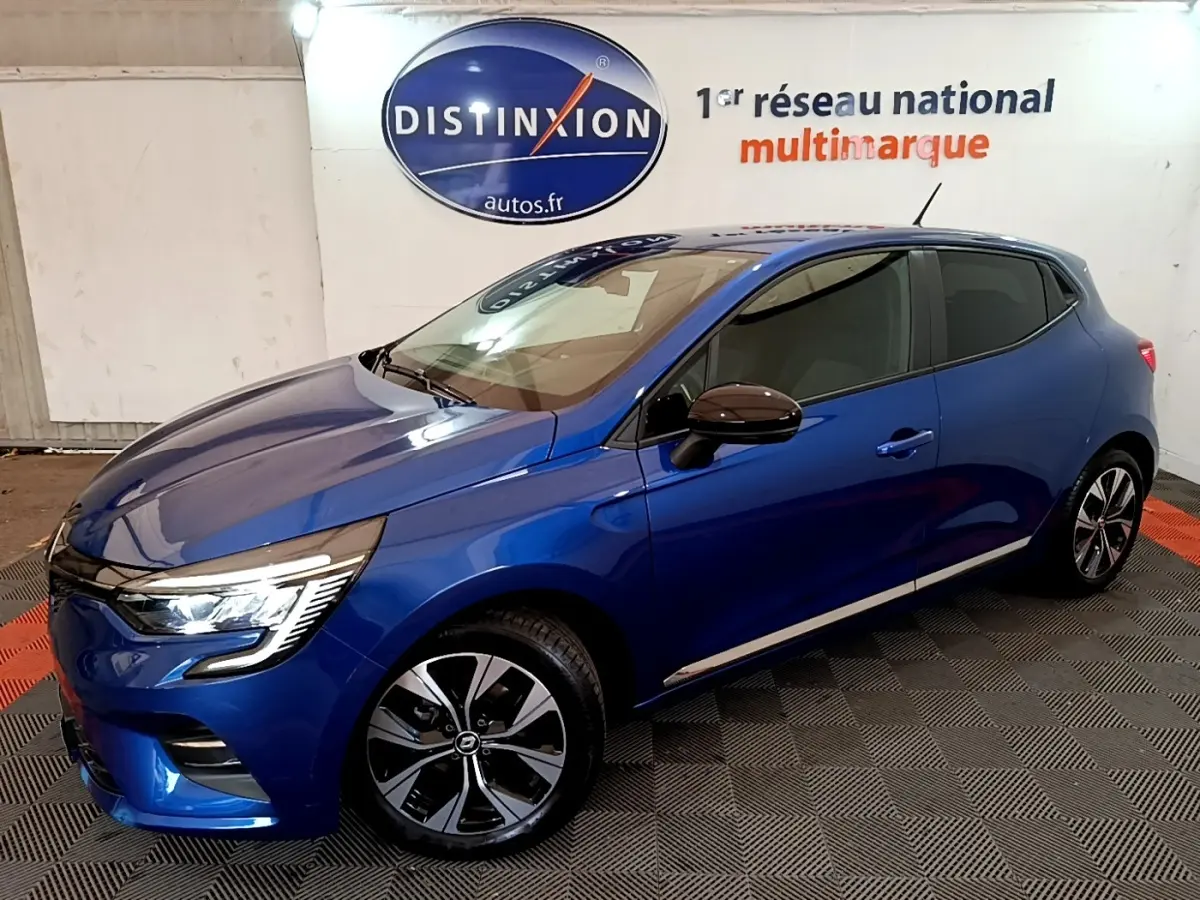 Renault Clio Evolution SCe 65 bleu en vue 3/4 avant droit, avec jantes alliage et feux LED allumés.