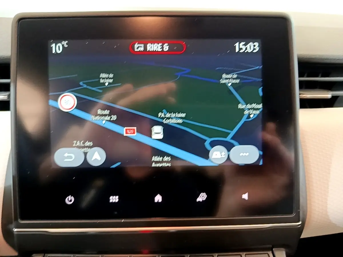 Écran tactile central de navigation 3D de la Renault Clio bleu, affichant une carte routière avec indications.
