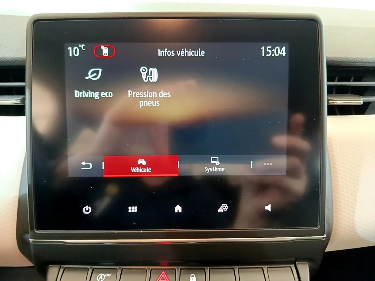 Écran tactile central de la Renault Clio bleu 2022 affichant les infos véhicule, vue intérieure frontale.