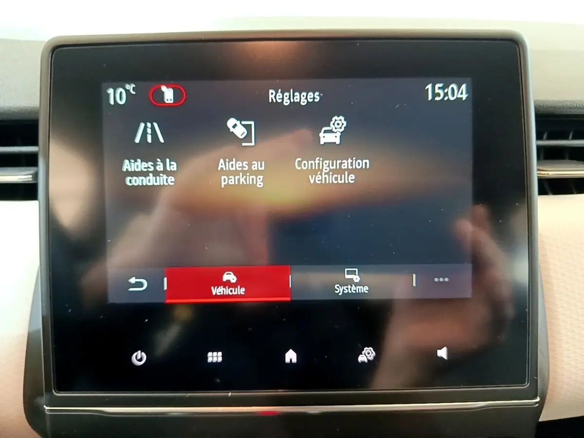 Écran tactile central de la Renault Clio Evolution 2022 affichant les réglages d’aides à la conduite et au parking.