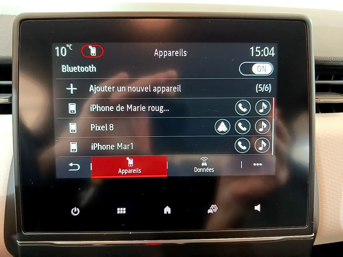 Écran tactile central de la Renault Clio 2022 affichant la connexion Bluetooth et les appareils appairés.
