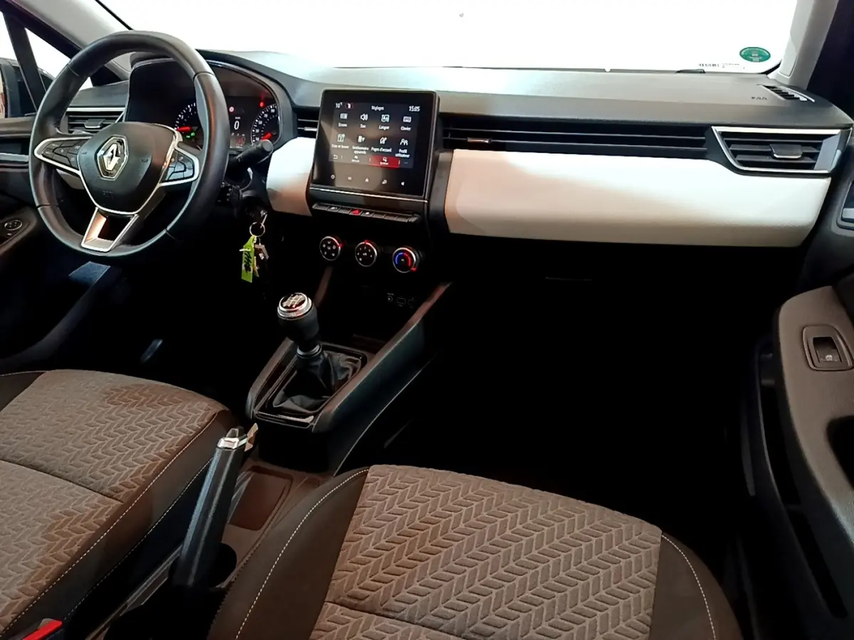 Vue intérieure avant de la Renault Clio Evolution SCe 65 2022, tableau de bord noir et beige avec écran tactile central.