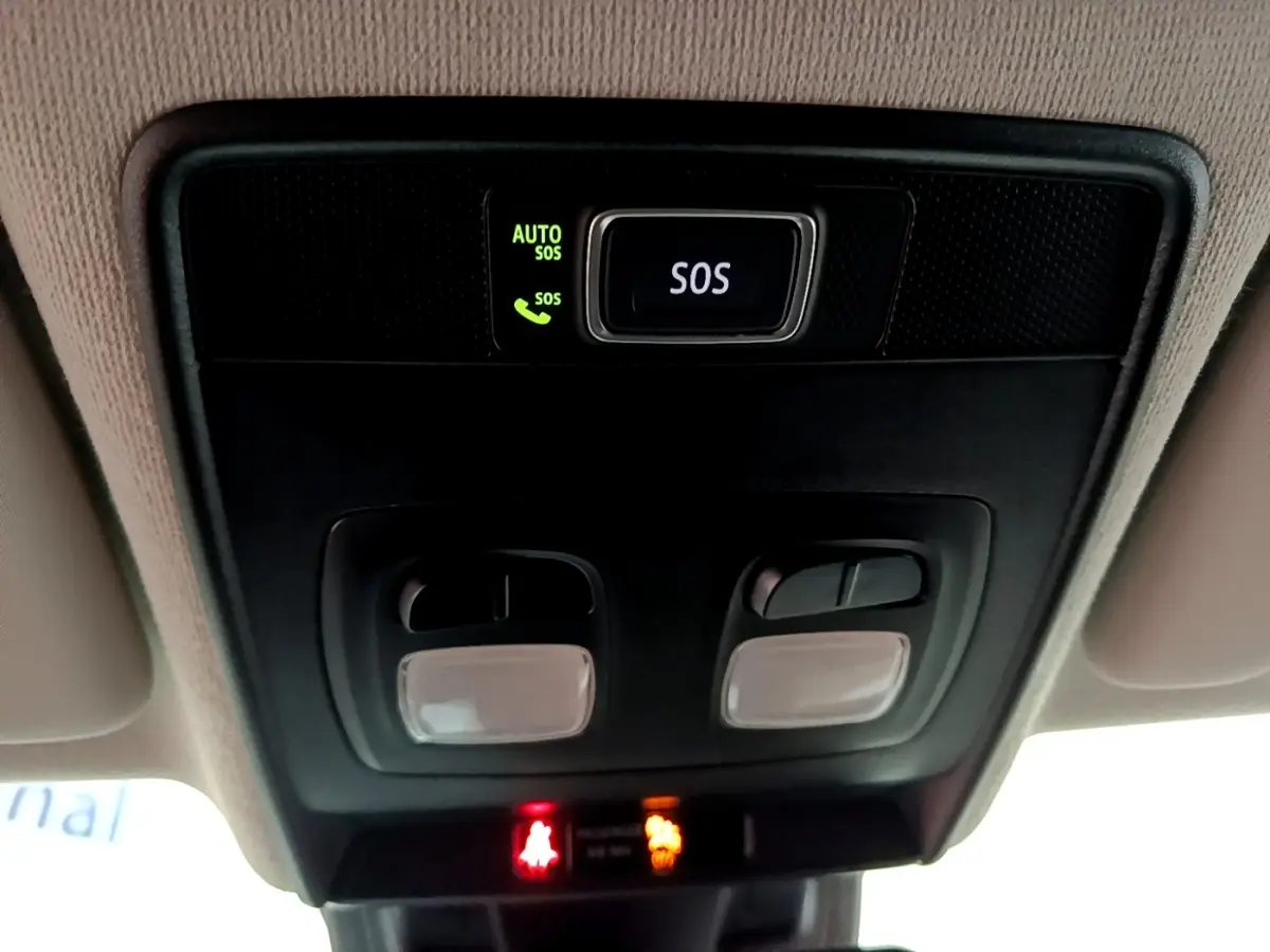 Vue rapprochée du plafonnier intérieur de la Renault Clio bleu 2022 avec bouton SOS et commandes d’éclairage.