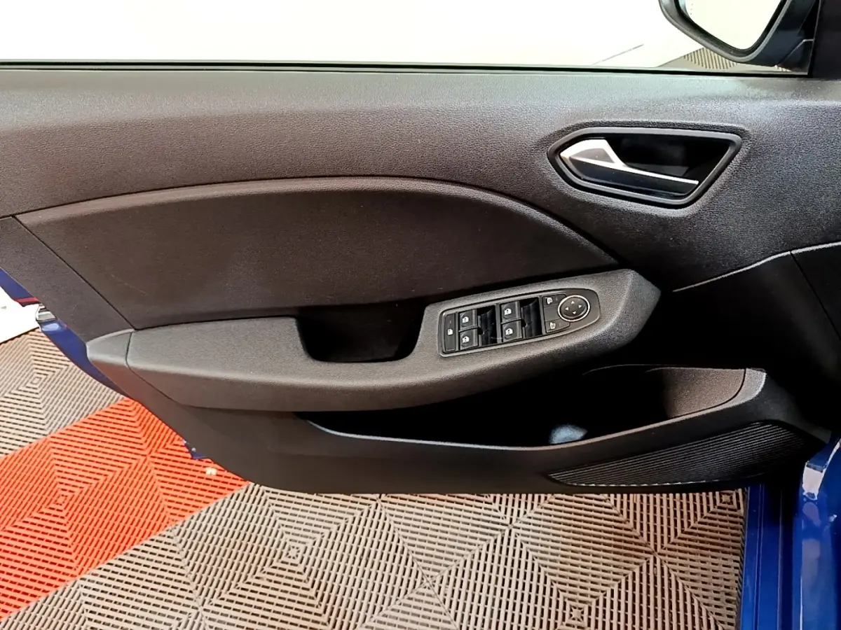 Vue rapprochée de la porte avant gauche noire avec commandes électriques sur une Renault Clio bleu visible au bord.