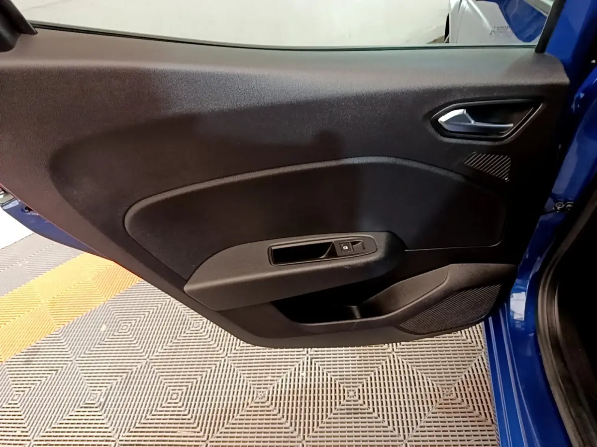 Vue intérieure côté gauche de la porte avant bleu de la Renault Clio Evolution SCe 65 avec commandes de vitre et poignée intégrée.