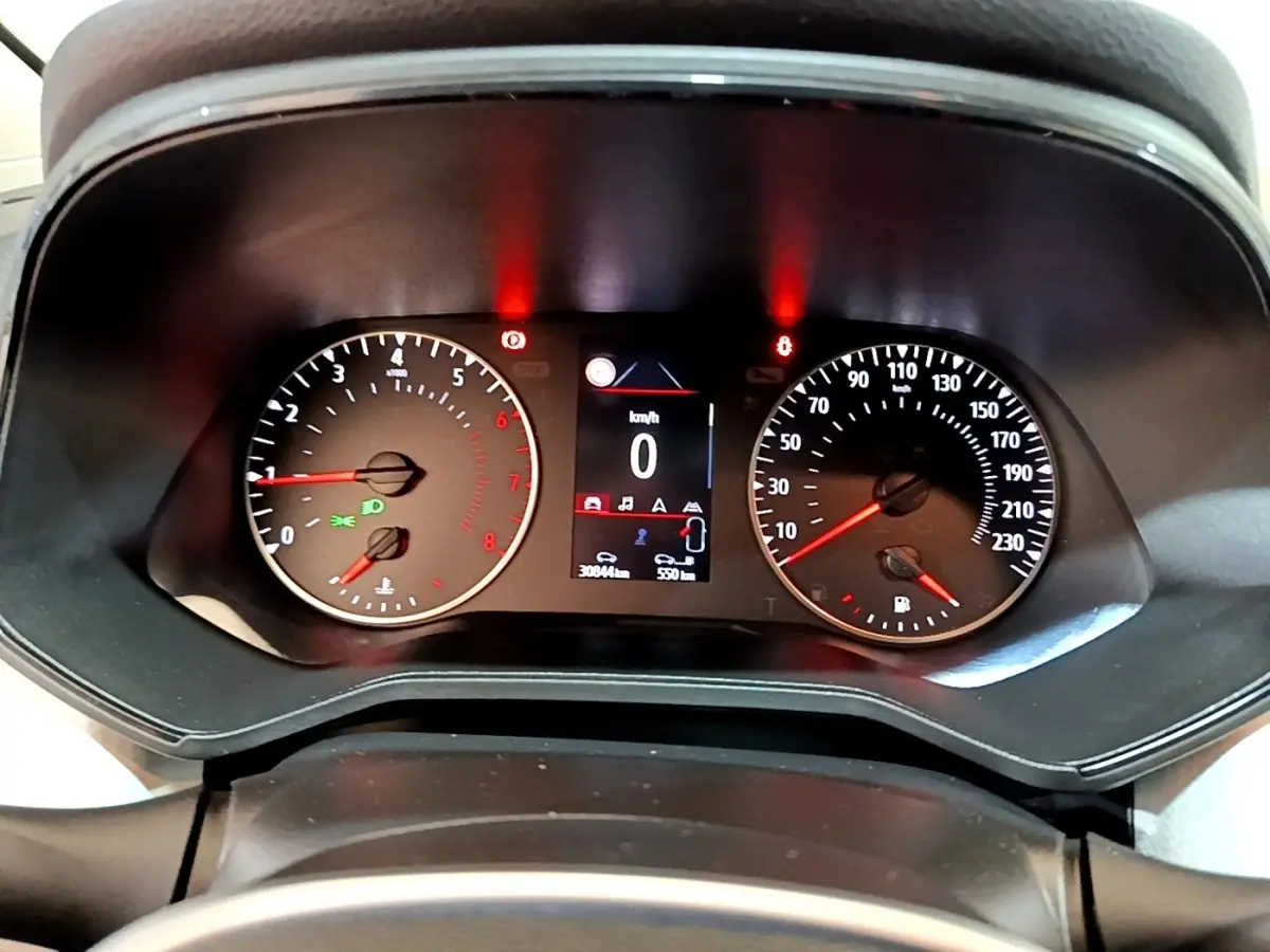 Vue rapprochée du tableau de bord de la Renault Clio bleu 2022, affichage digital et compte-tours analogiques.