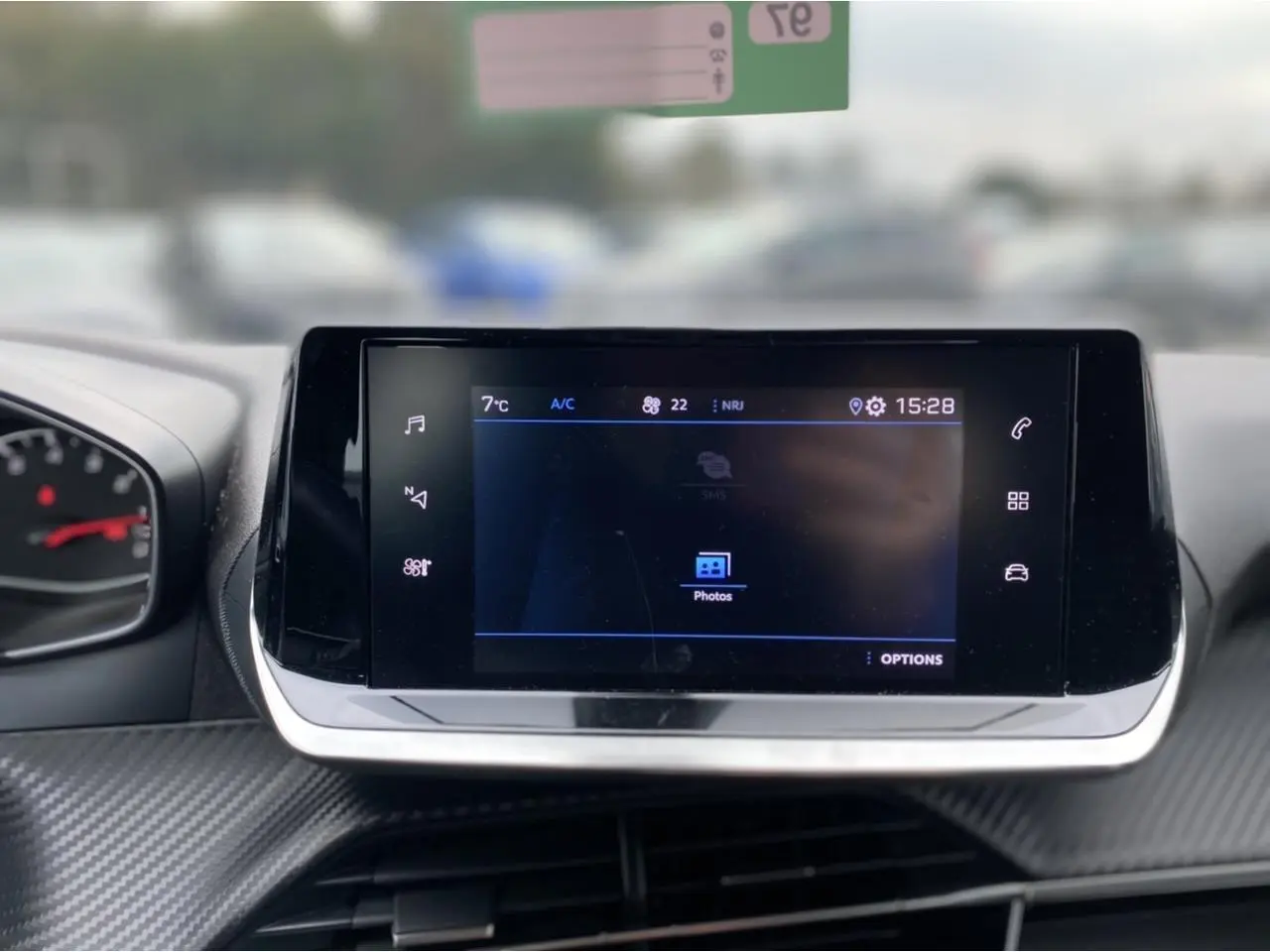 Écran tactile central du Peugeot 2008 2021, affichant l'interface multimédia avec commandes tactiles sur fond noir.