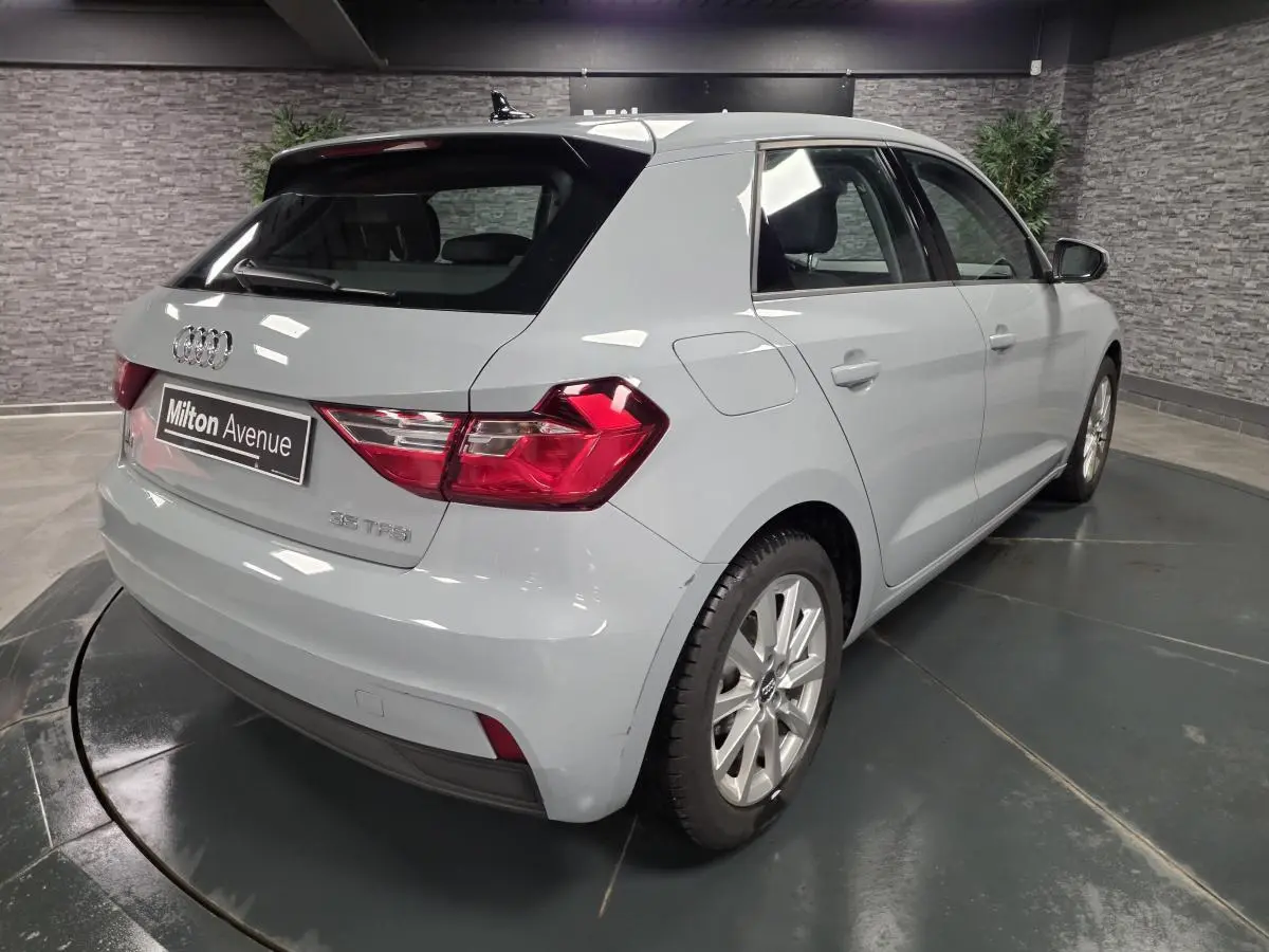 Audi A1 Sportback gris Manhattan vue 3/4 arrière droit, avec jantes aluminium 16 pouces et feux arrière LED.