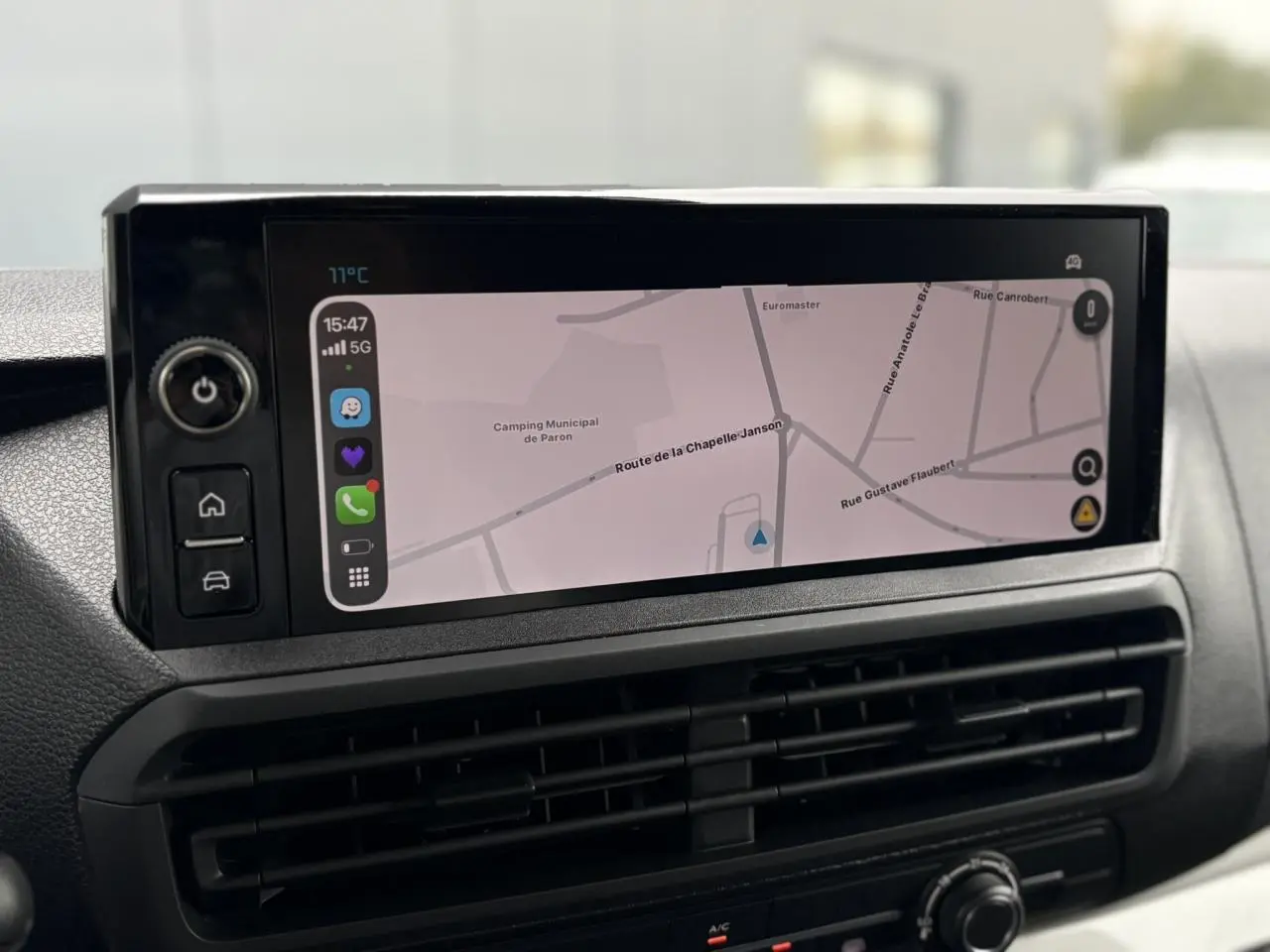 Écran tactile 10 pouces affichant une navigation 3D dans l'habitacle du Citroën Jumpy Noir Perla.