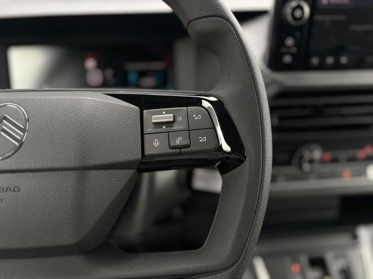 Gros plan sur la partie droite du volant noir du Citroën Jumpy 2025 avec commandes audio et téléphone intégrées.