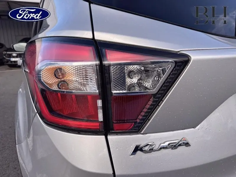 Gros plan sur le feu arrière droit gris lunaire du Ford Kuga 2017 avec logo et badge modèle visibles.