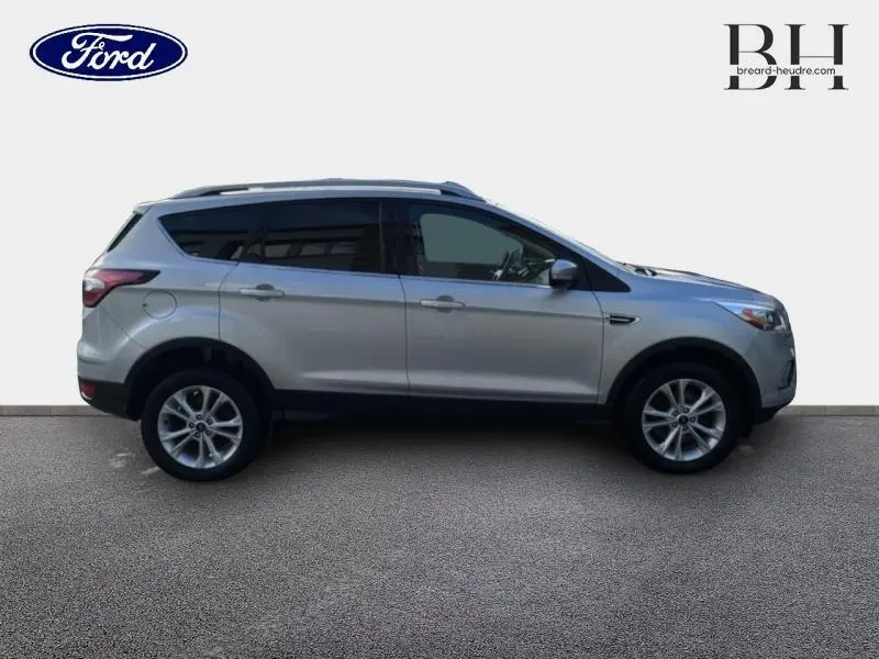 Profil droit du Ford Kuga gris lunaire 2017, mettant en valeur ses jantes alliage et lignes épurées.