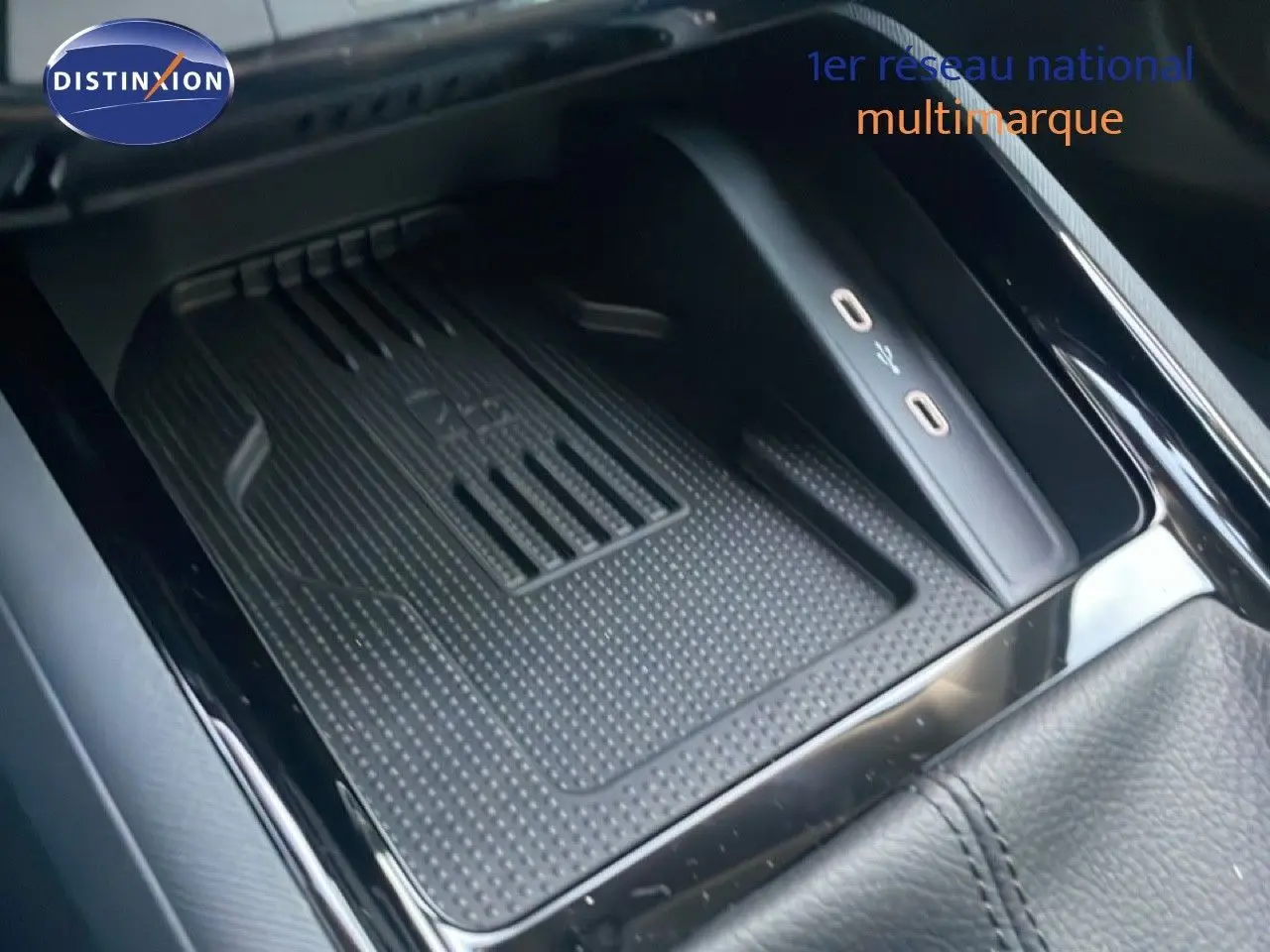 Plateau de recharge sans fil et ports USB-C dans la console centrale du Skoda Kamiq gris argent 2025.