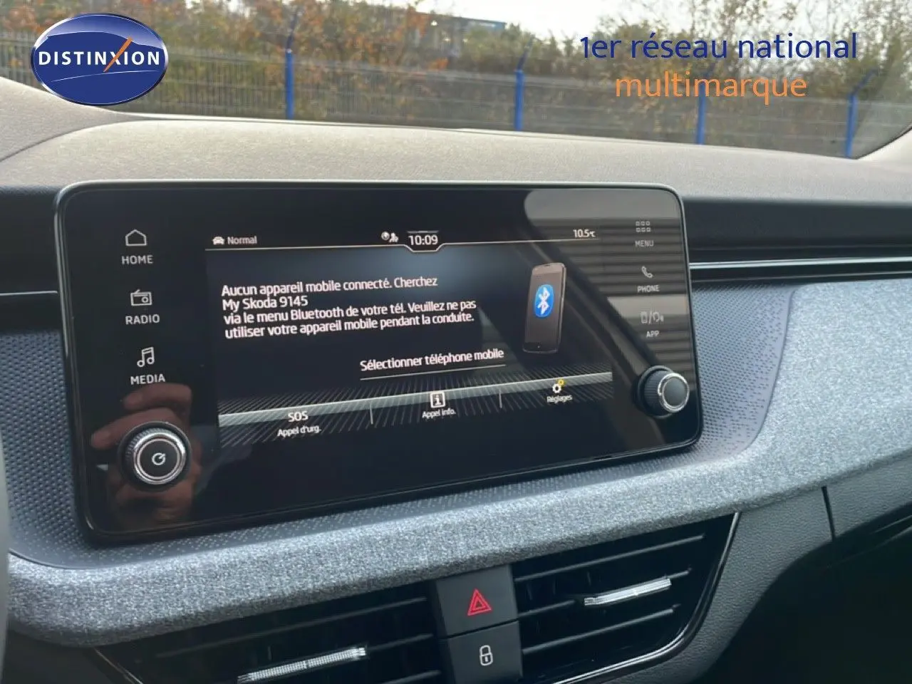 Écran tactile central du tableau de bord gris argent du Skoda Kamiq 2025 affichant le menu Bluetooth et options multimédia.