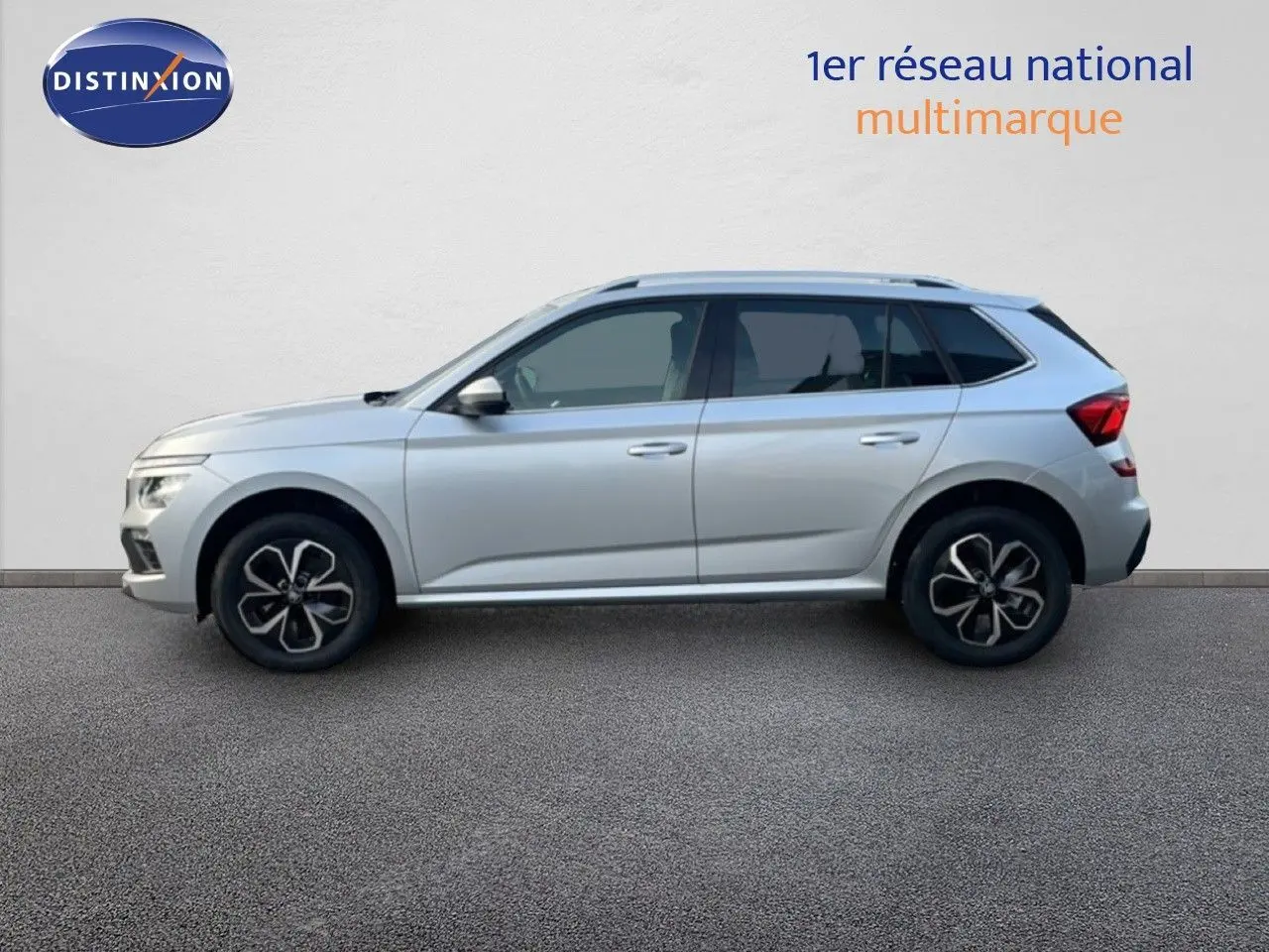 Profil côté gauche d'un Skoda Kamiq gris argent métal 2025 avec jantes alliage et toit ouvrant panoramique.