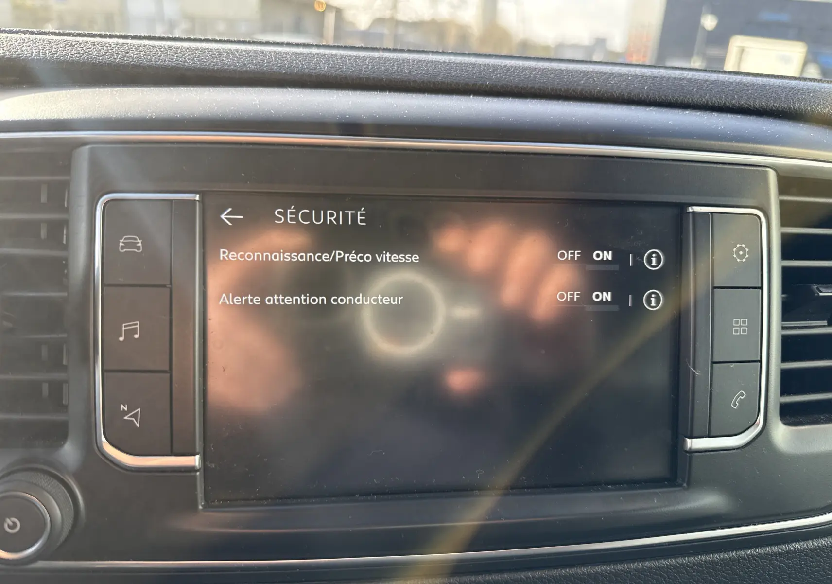 Écran tactile du tableau de bord du Fiat Scudo gris 2022 affichant les options de sécurité activées.