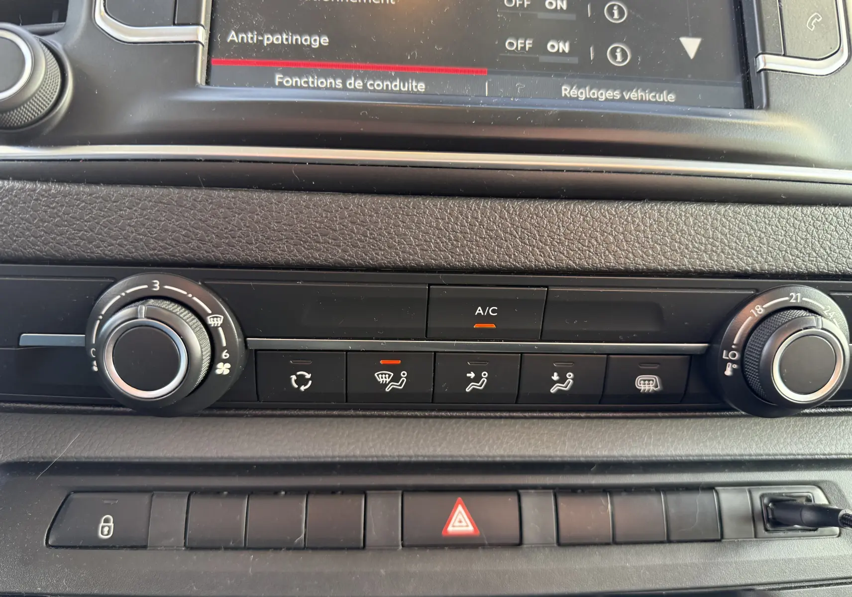 Gros plan sur la console centrale du Fiat Scudo cabine approfondie 2022, montrant les commandes de climatisation et l'écran tactile.