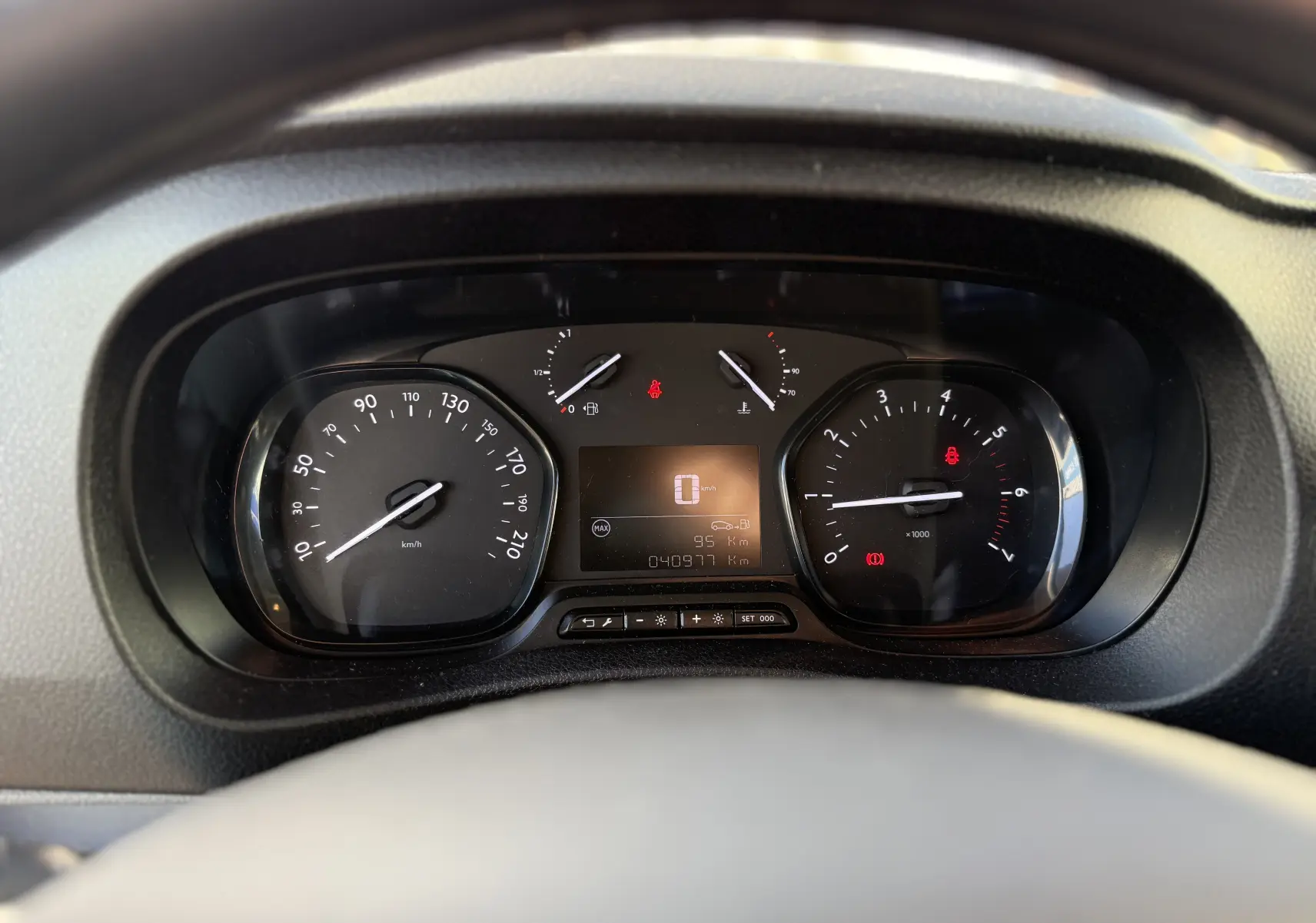 Vue rapprochée du tableau de bord noir du Fiat Scudo cabine approfondie 2022, affichant compteur et compte-tours.