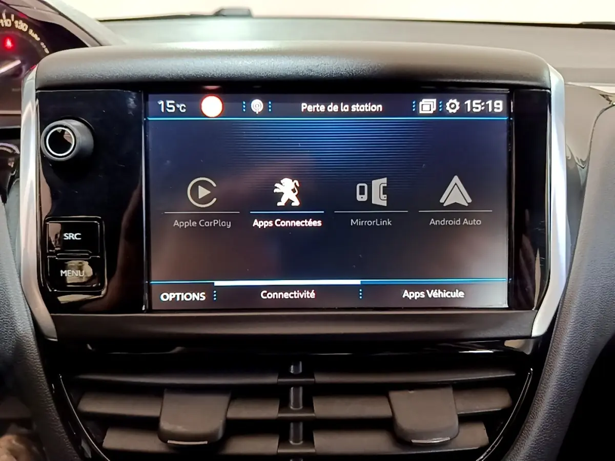 Écran tactile central de la Peugeot 208 blanche, affichant les options Apple CarPlay, MirrorLink et Android Auto.