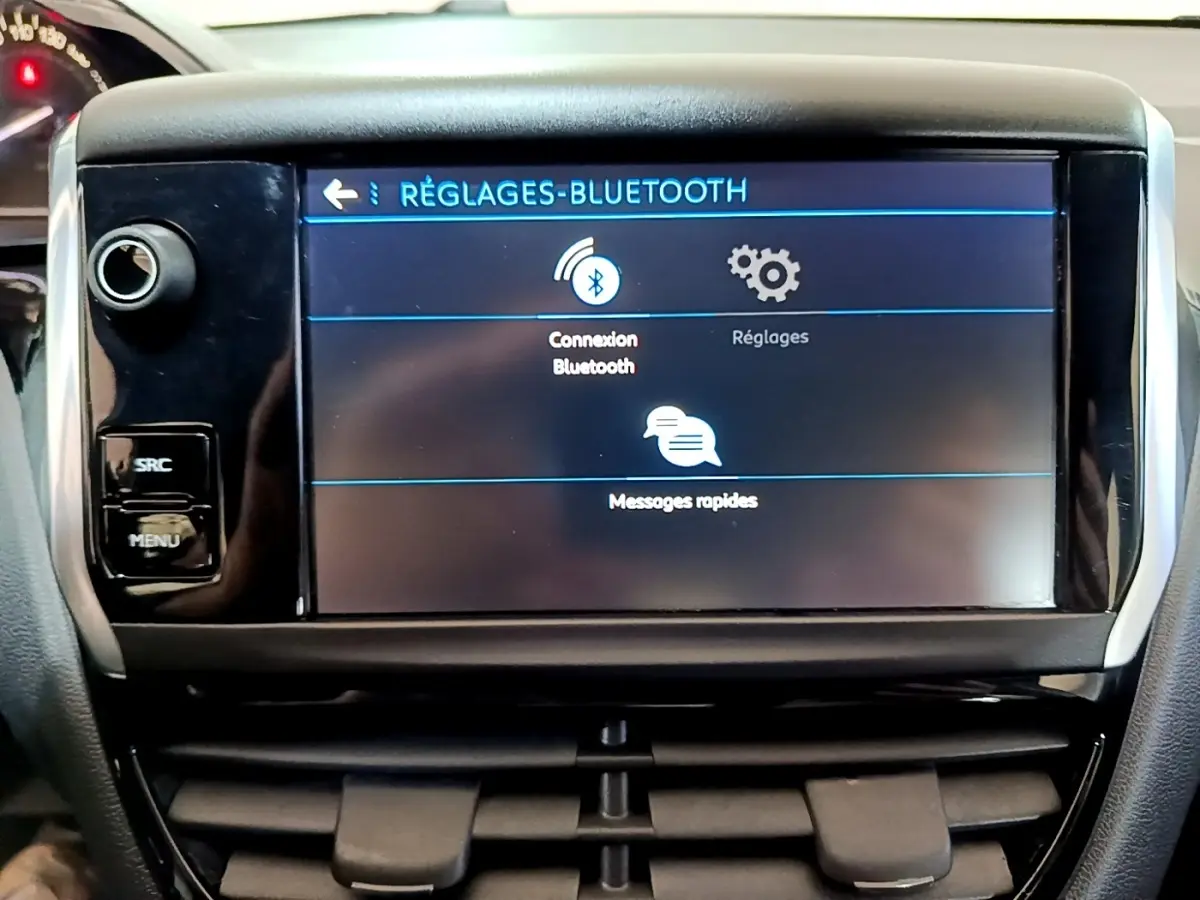 Écran tactile central affichant le menu Bluetooth dans l’habitacle d’une Peugeot 208 blanche de 2018.