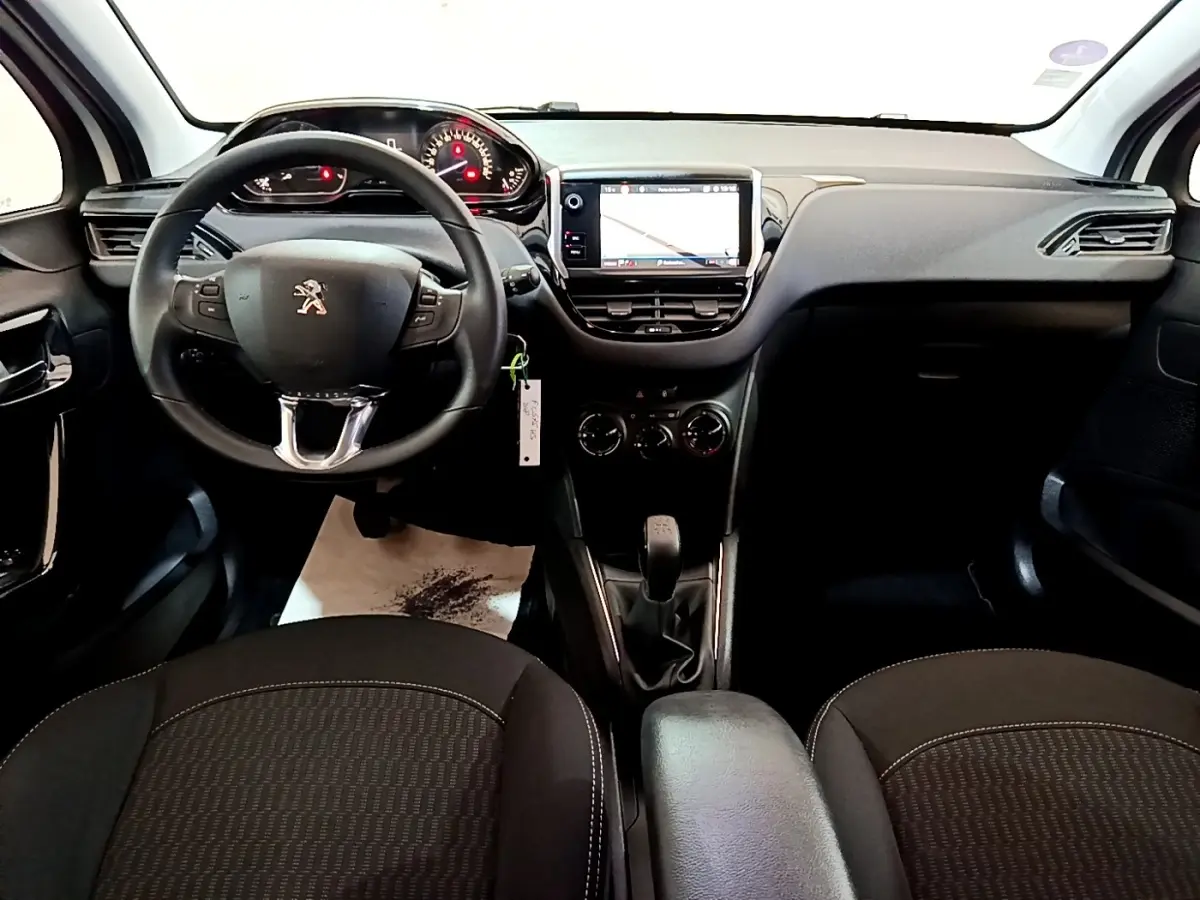 Vue intérieure avant de la Peugeot 208 Puretech 82 S&S Active Business, tableau de bord avec écran tactile et volant noir.