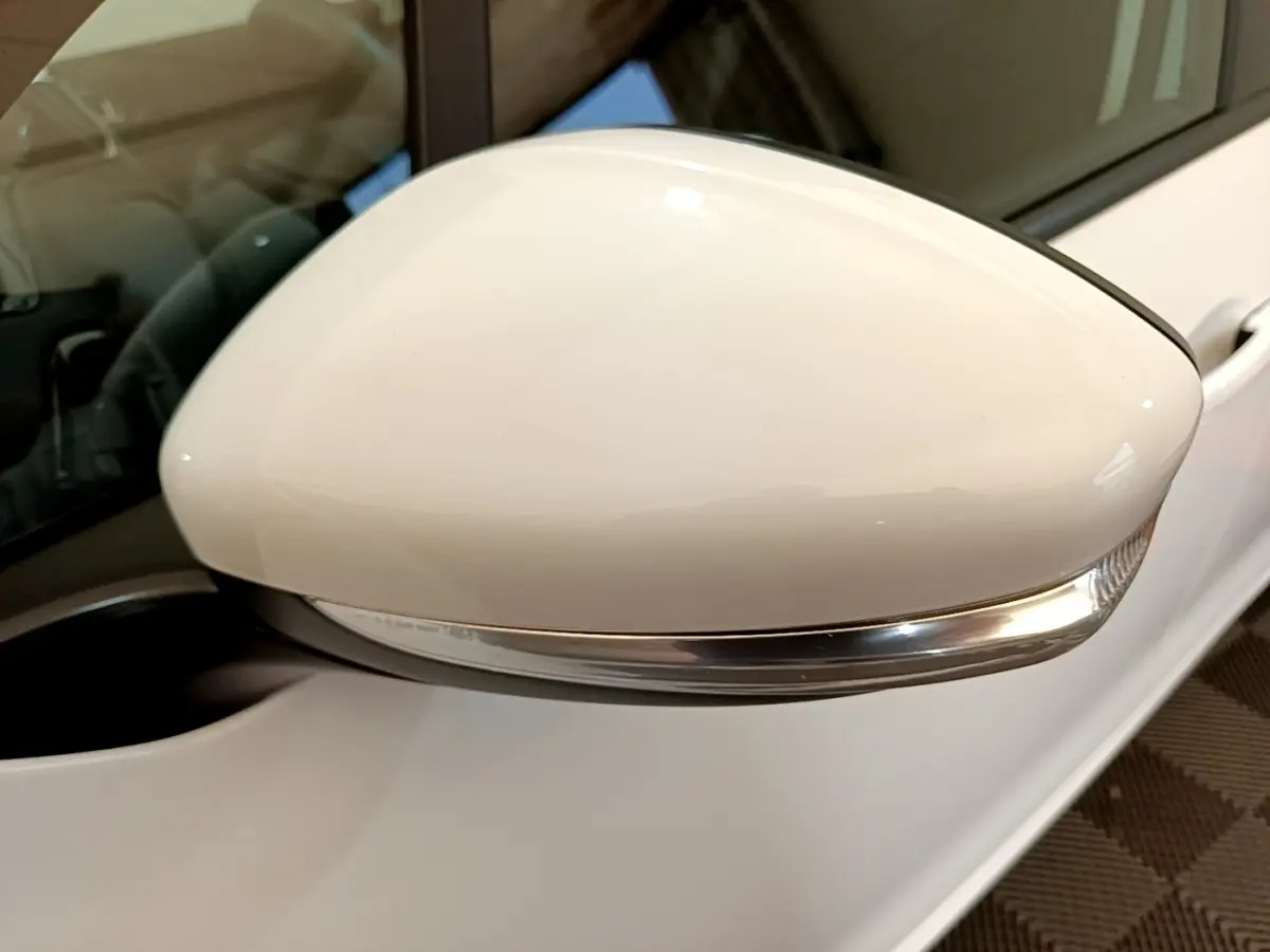 Rétroviseur extérieur droit blanc de la Peugeot 208 Puretech 82 S&S Active Business, vue rapprochée.