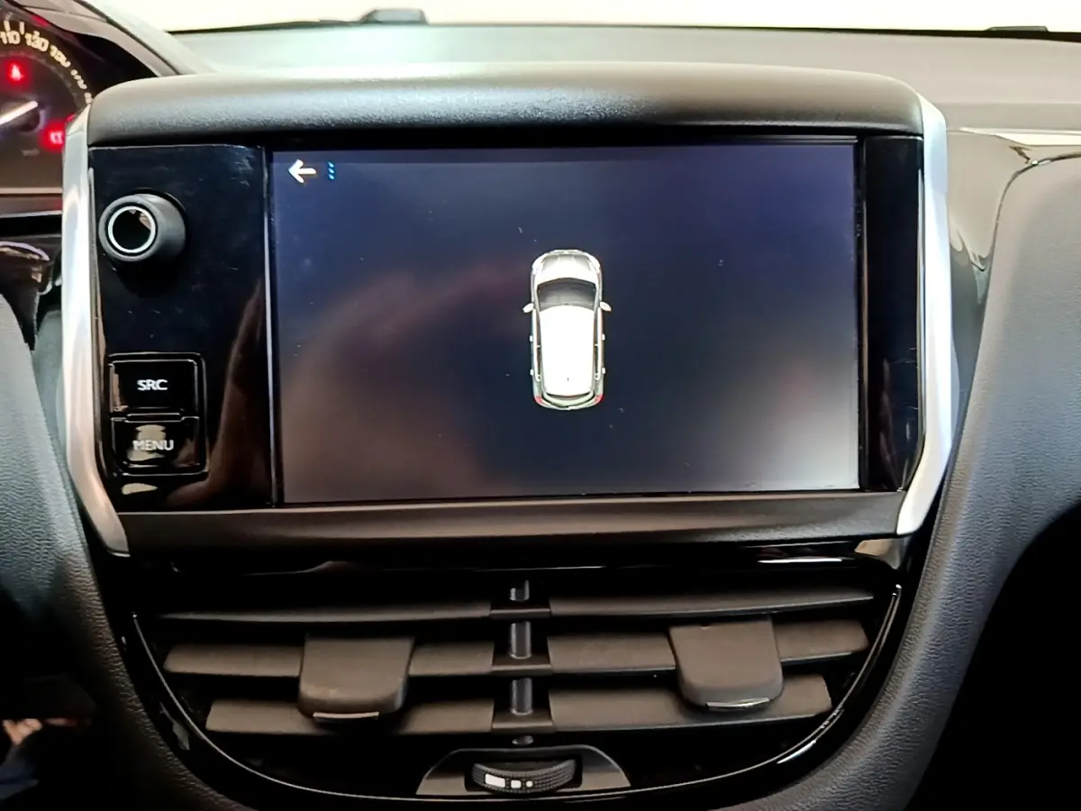 Écran tactile central affichant une vue de dessus de la Peugeot 208 blanche, tableau de bord intérieur.