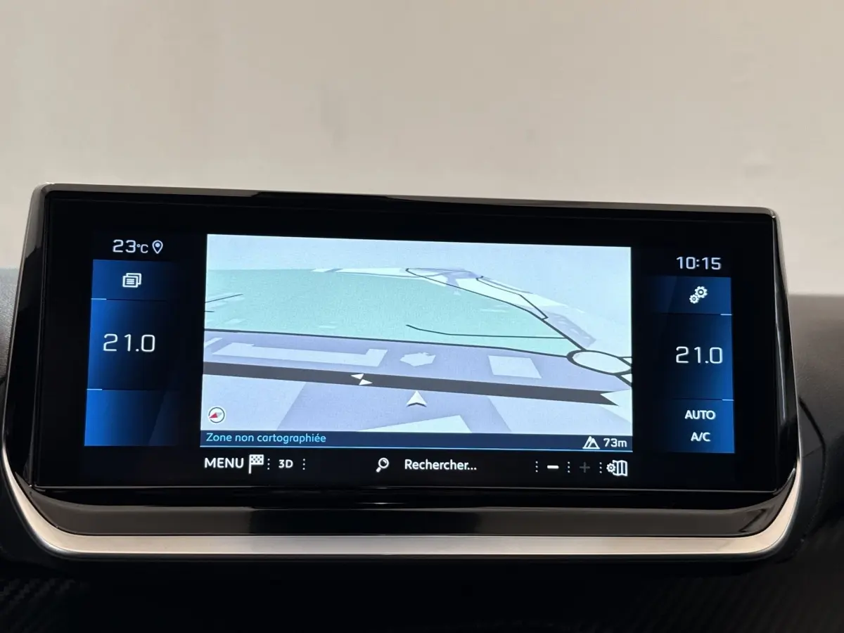 Écran tactile central affichant la navigation et la climatisation à 21°C dans un Peugeot 2008 gris clair, vue de face.