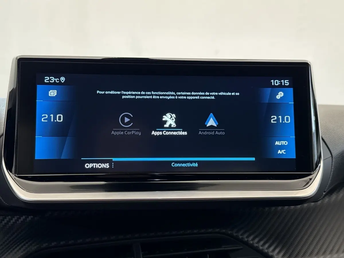 Écran tactile central de 10 pouces du Peugeot 2008 gris clair, affichant connectivité Apple CarPlay et Android Auto.